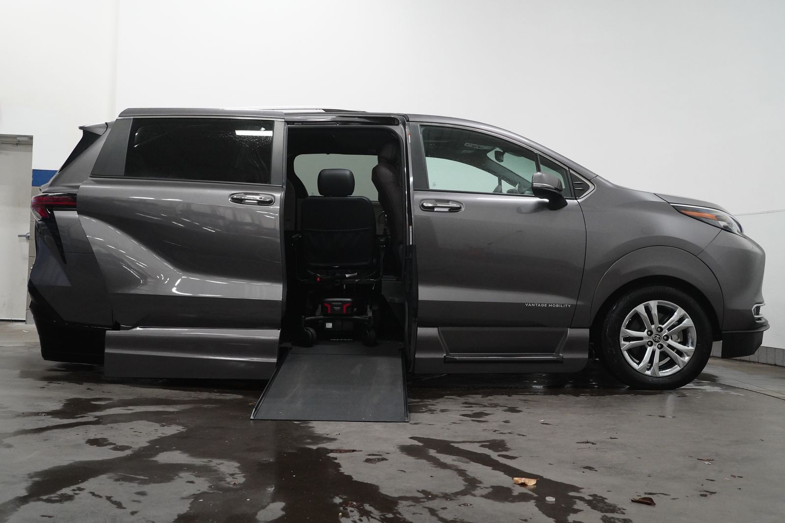 2024 Toyota Sienna Platinum photo 2