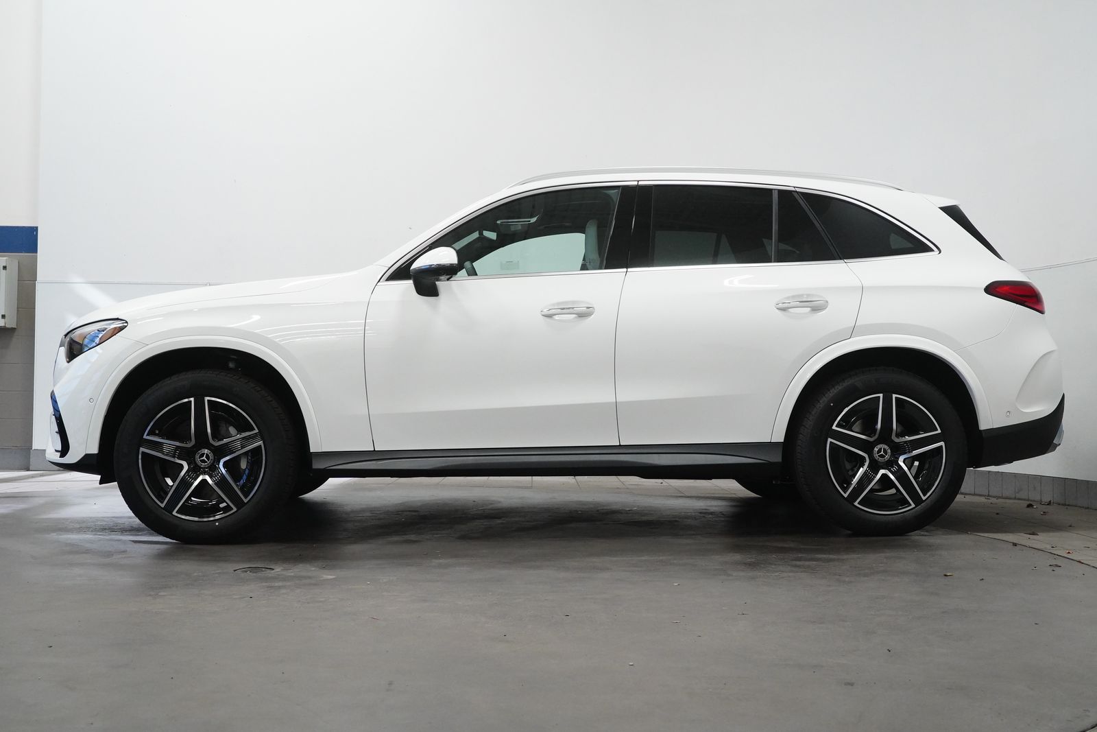 2026 Mercedes Benz GLC 300 4MATIC photo 2