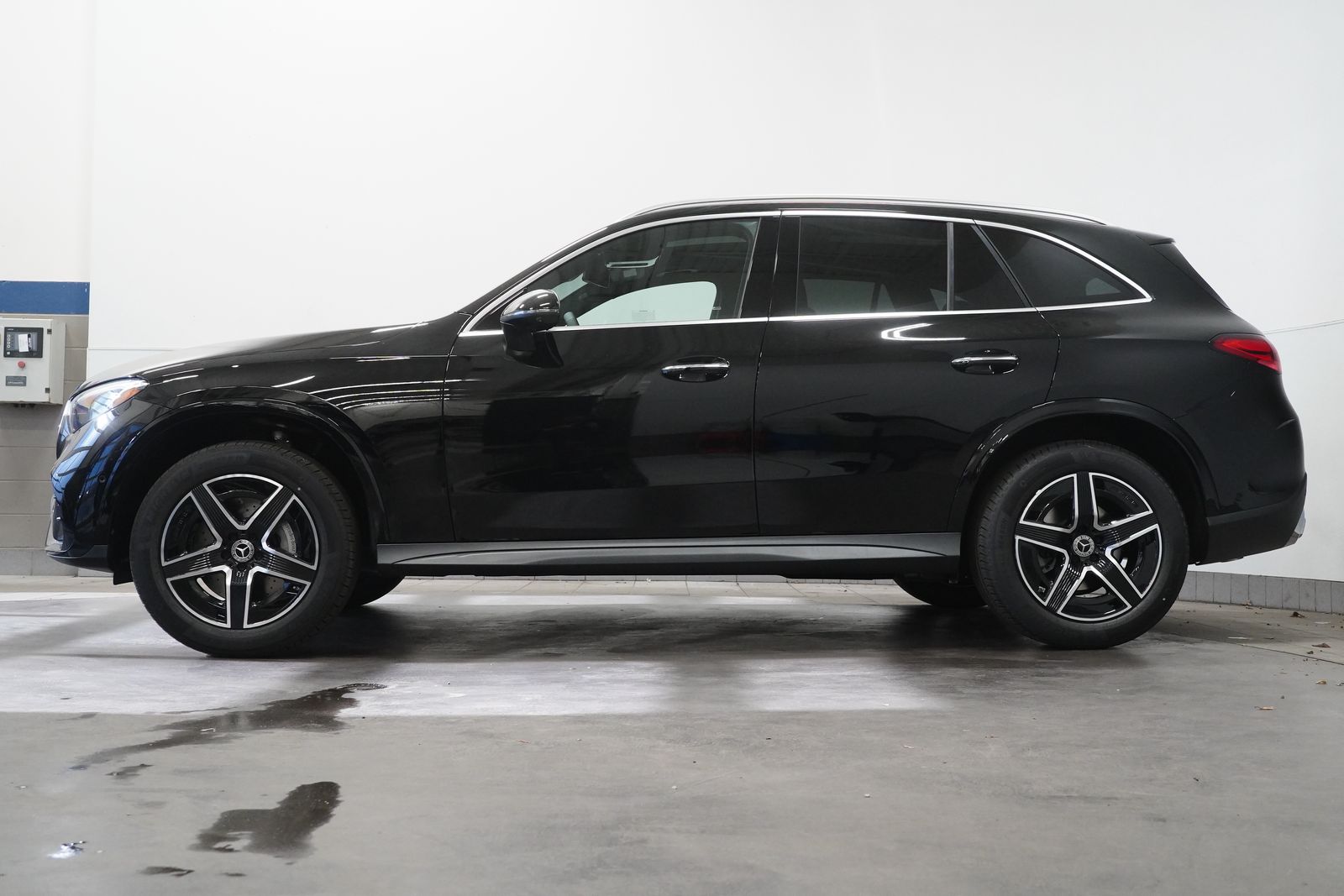 2026 Mercedes Benz GLC 300 4MATIC photo 4