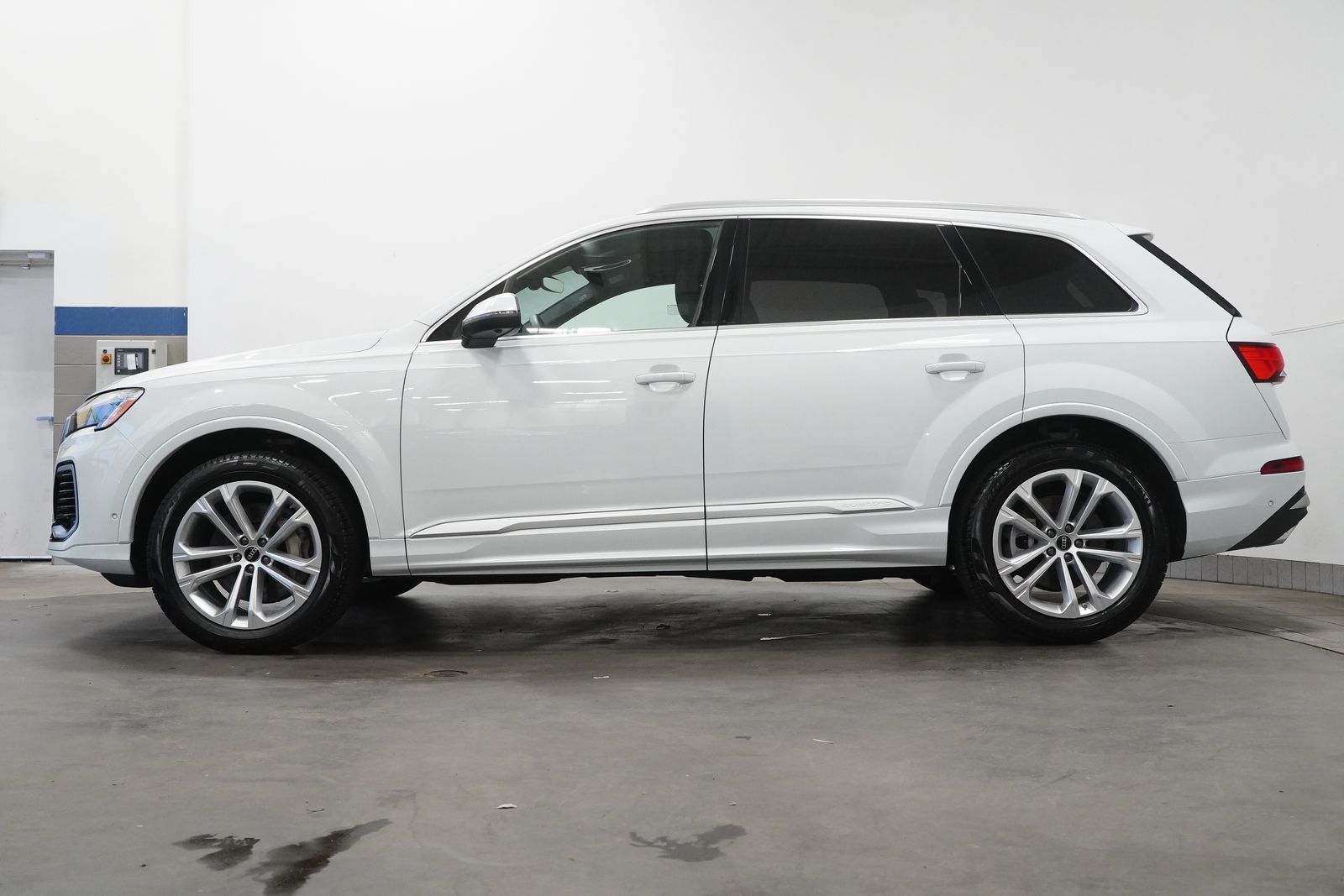2025 Audi Q7 55 Premium Plus photo 2