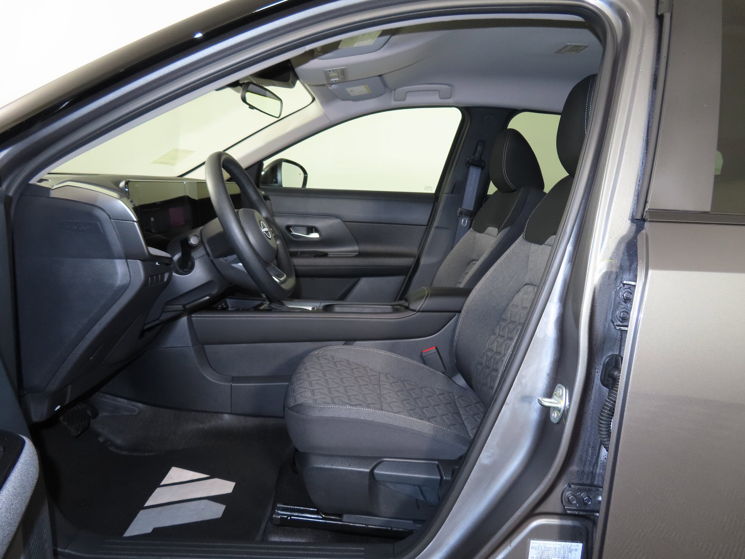 2025 Nissan Kicks SV photo 4