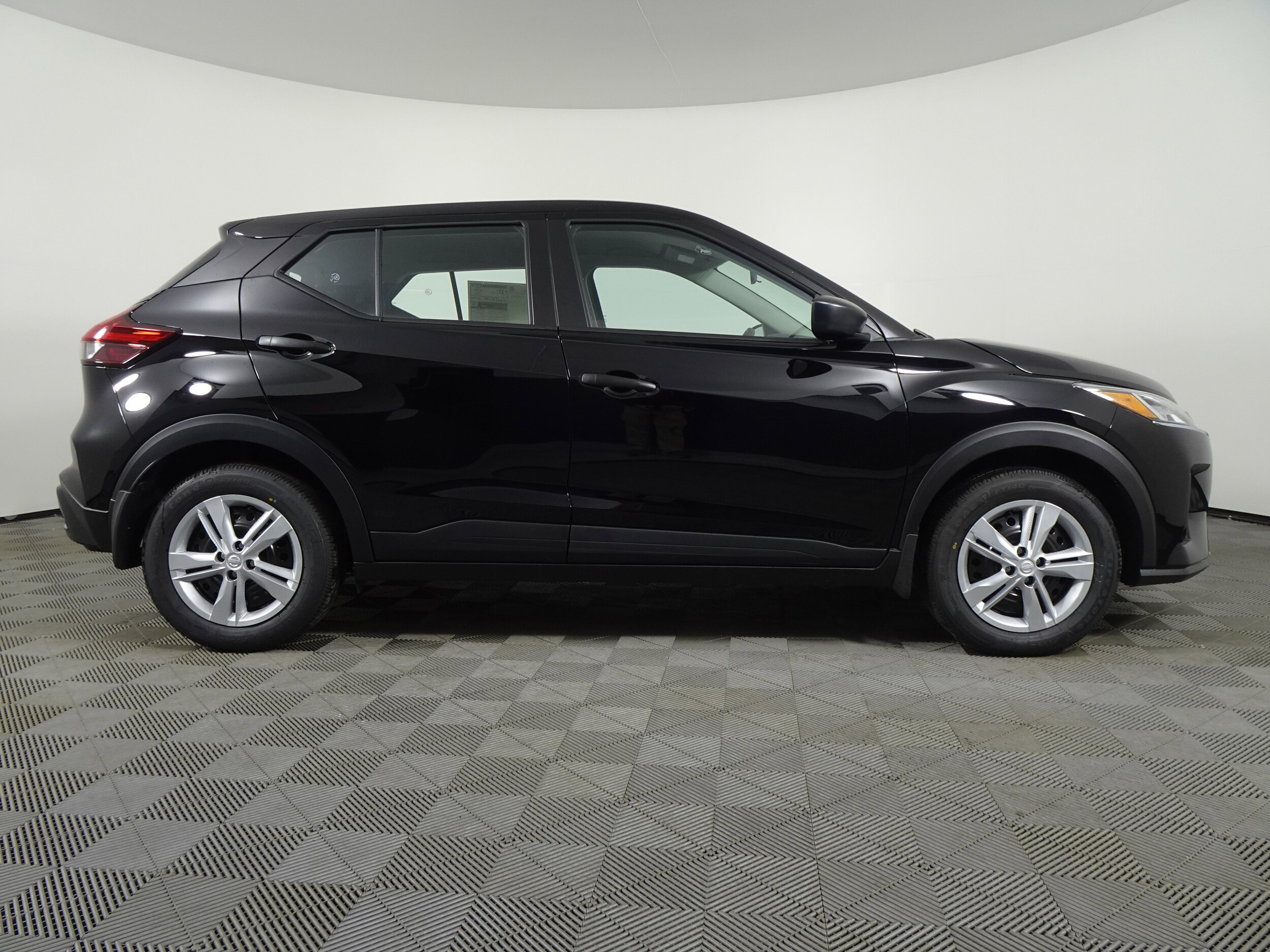 2025 Nissan Kicks Play S photo 2