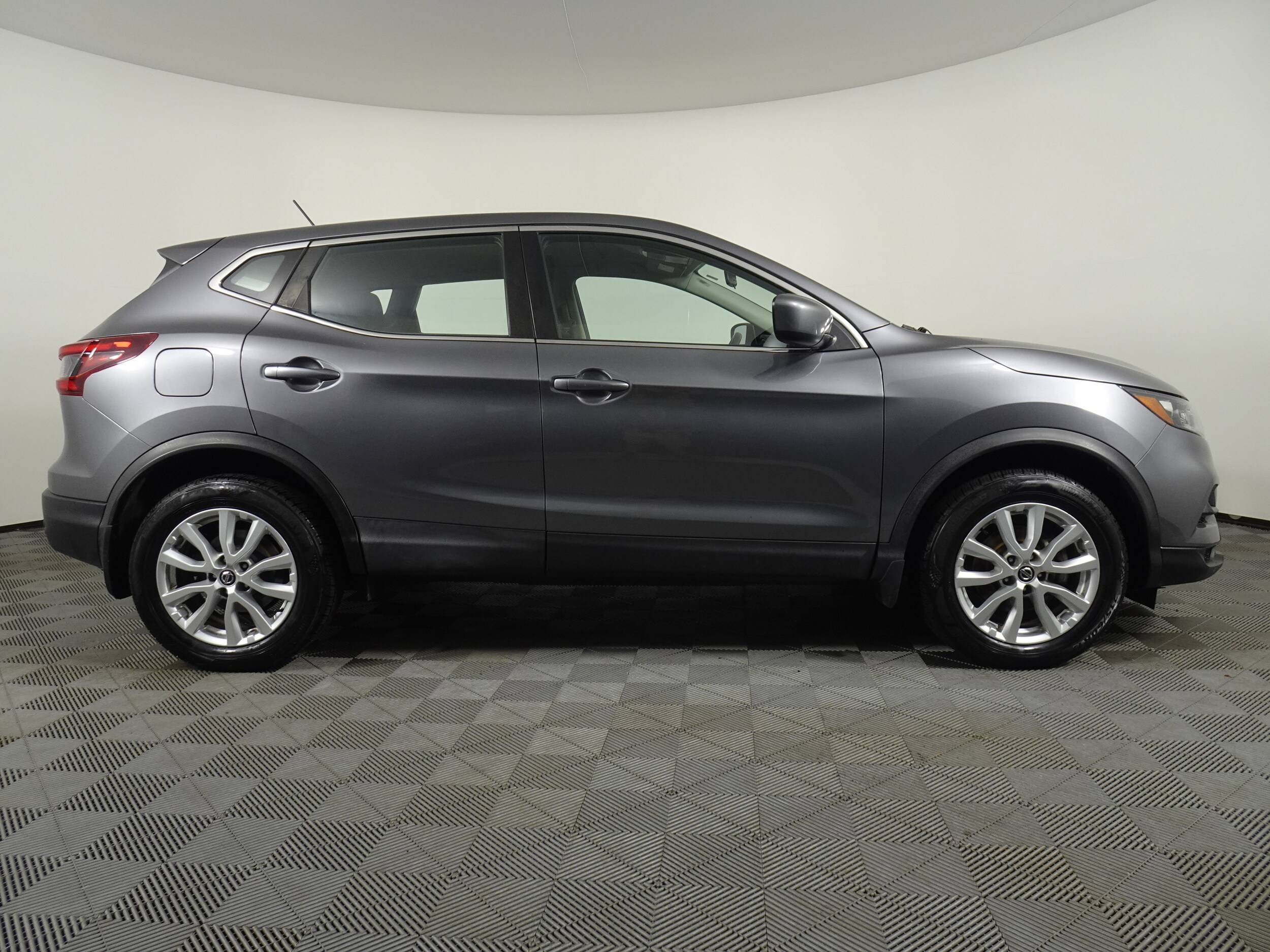 2020 Nissan Rogue Sport S photo 2
