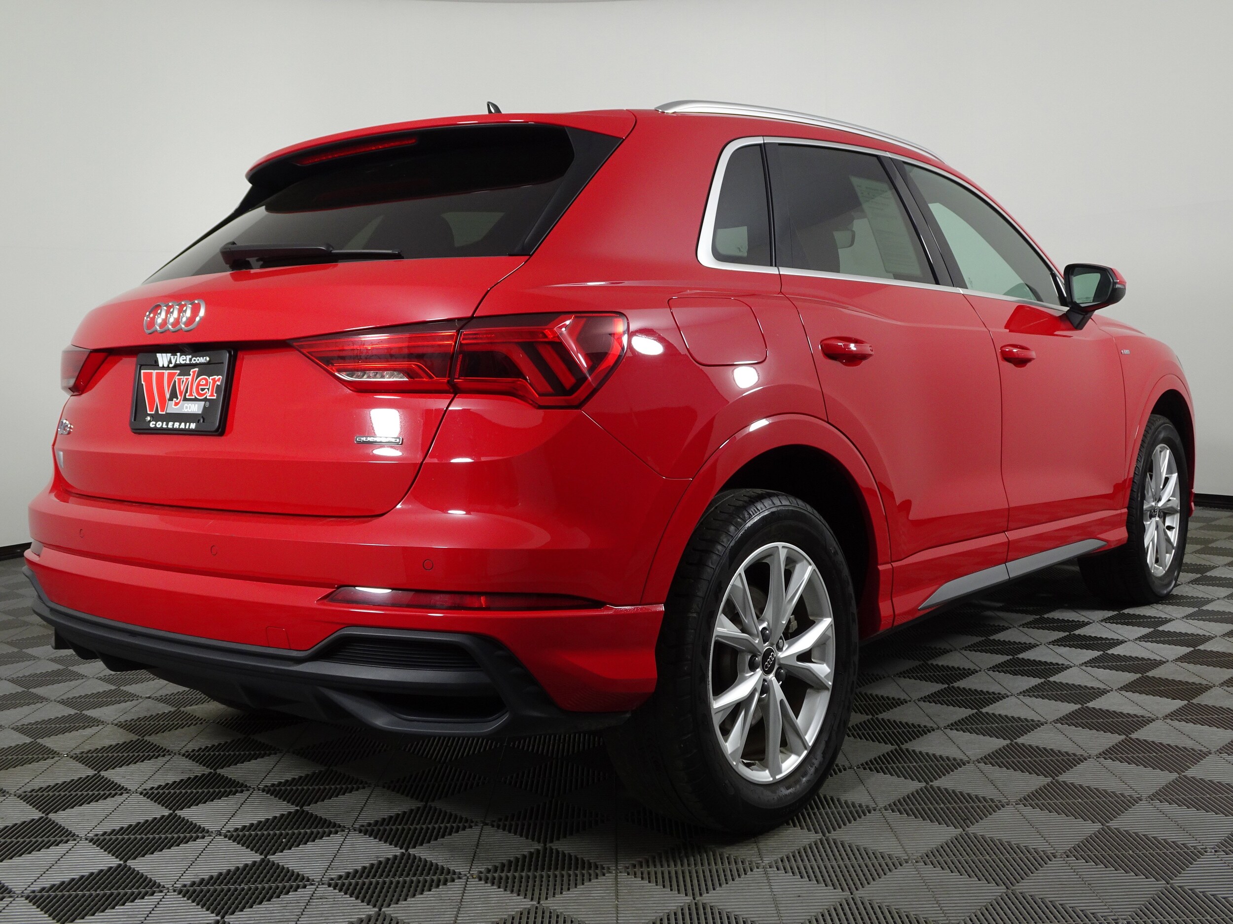 2024 Audi Q3 S line Premium photo 3
