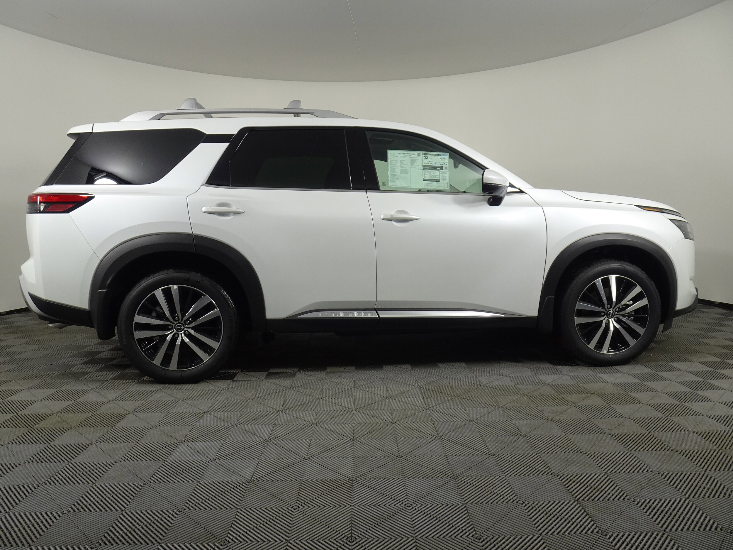 2025 Nissan Pathfinder Platinum photo 2