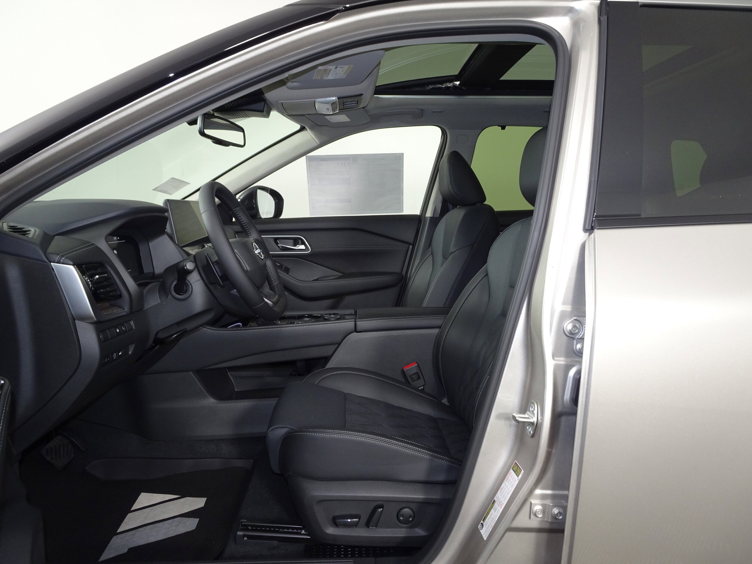2026 Nissan Rogue Platinum photo 4