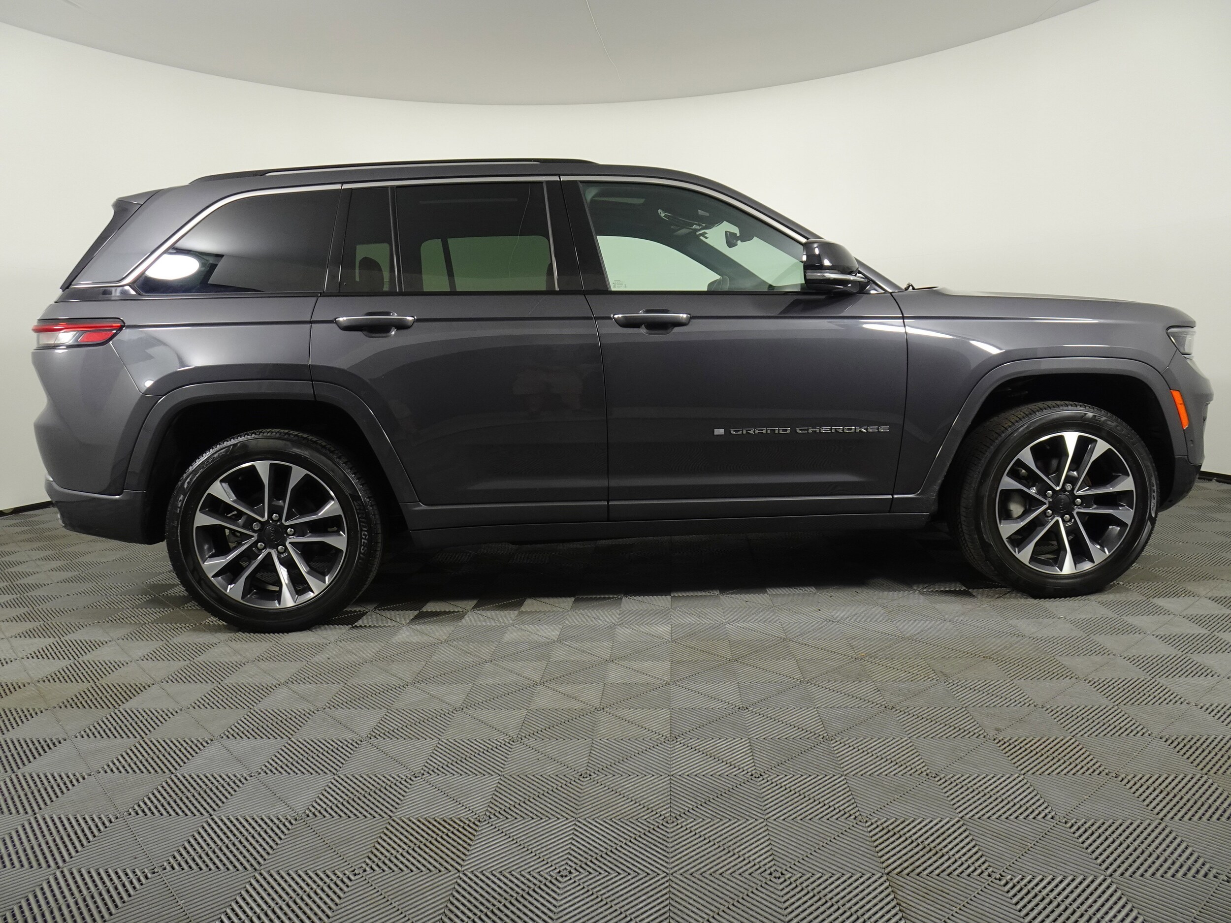 2022 Jeep Grand Cherokee Overland photo 2