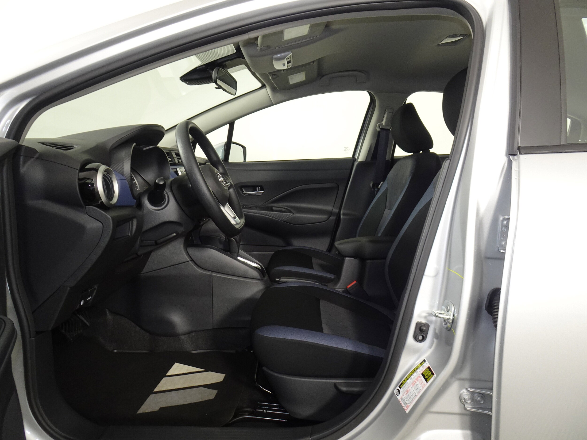 2025 Nissan Versa SV photo 4