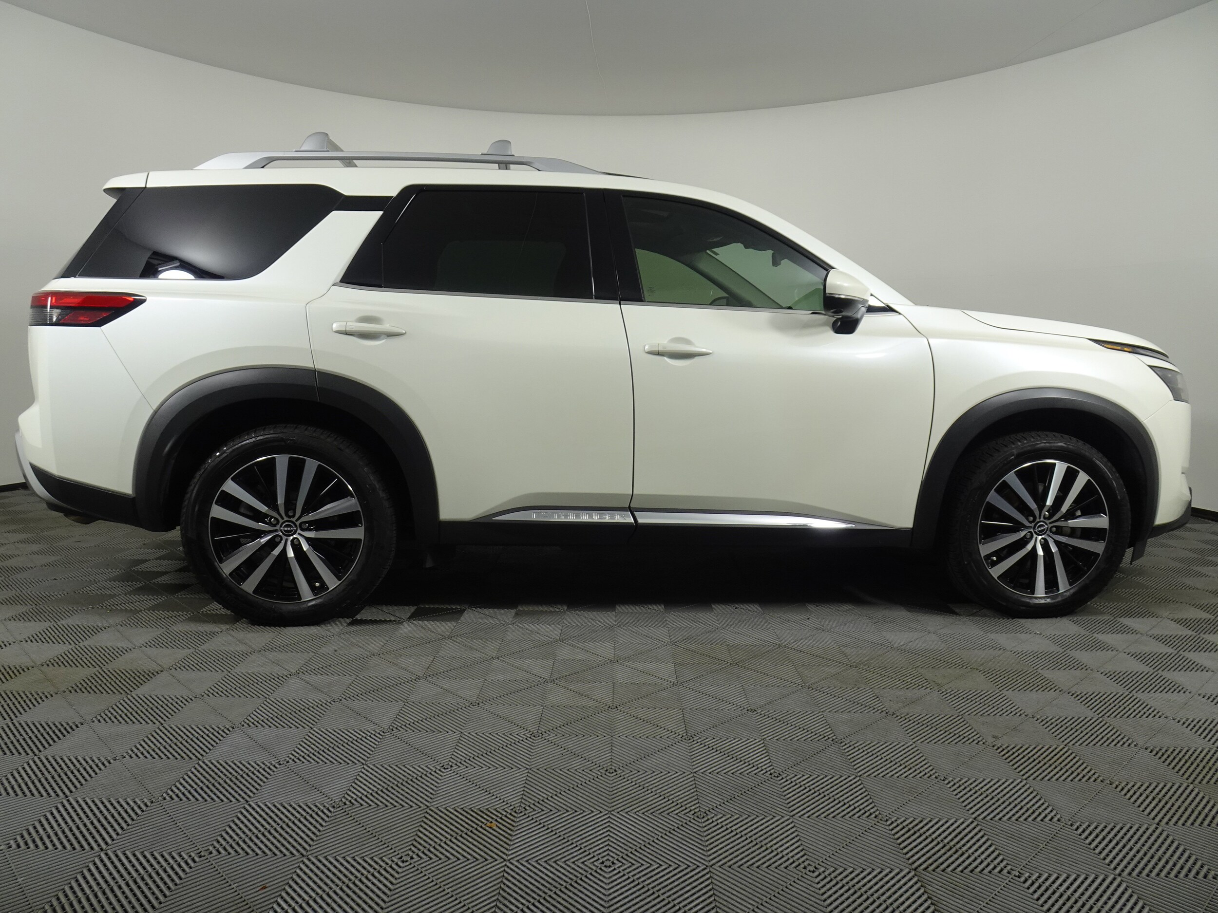 2023 Nissan Pathfinder Platinum photo 2