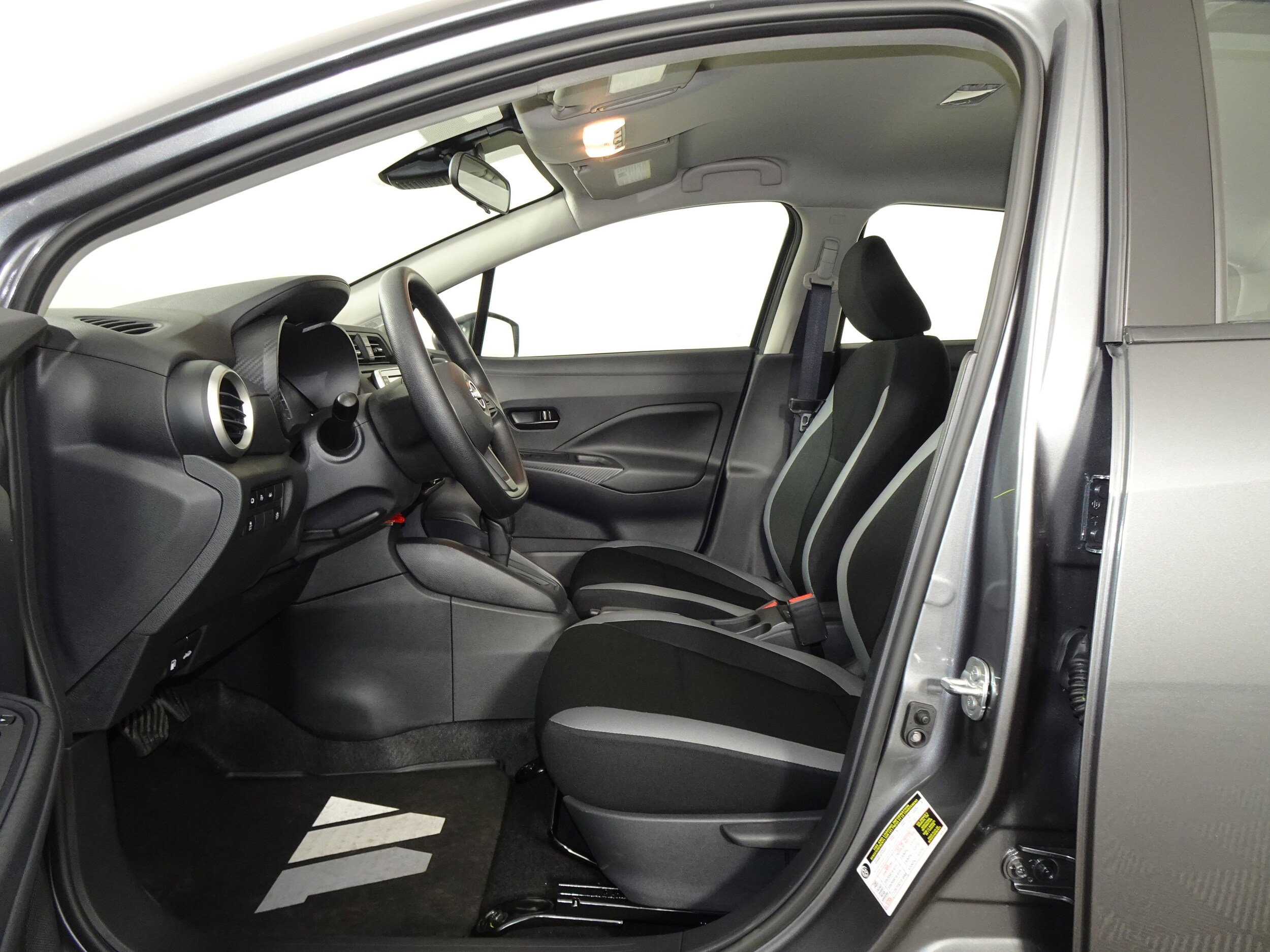 2025 Nissan Versa S photo 4