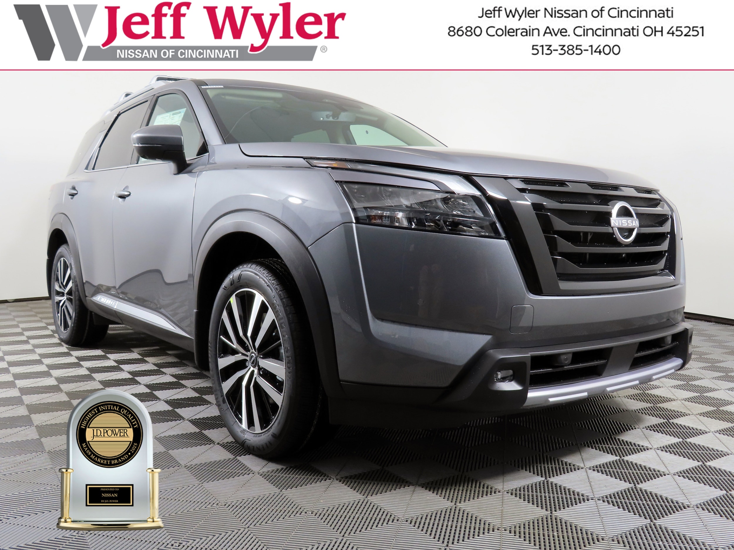 2025 Nissan Pathfinder Platinum's photo