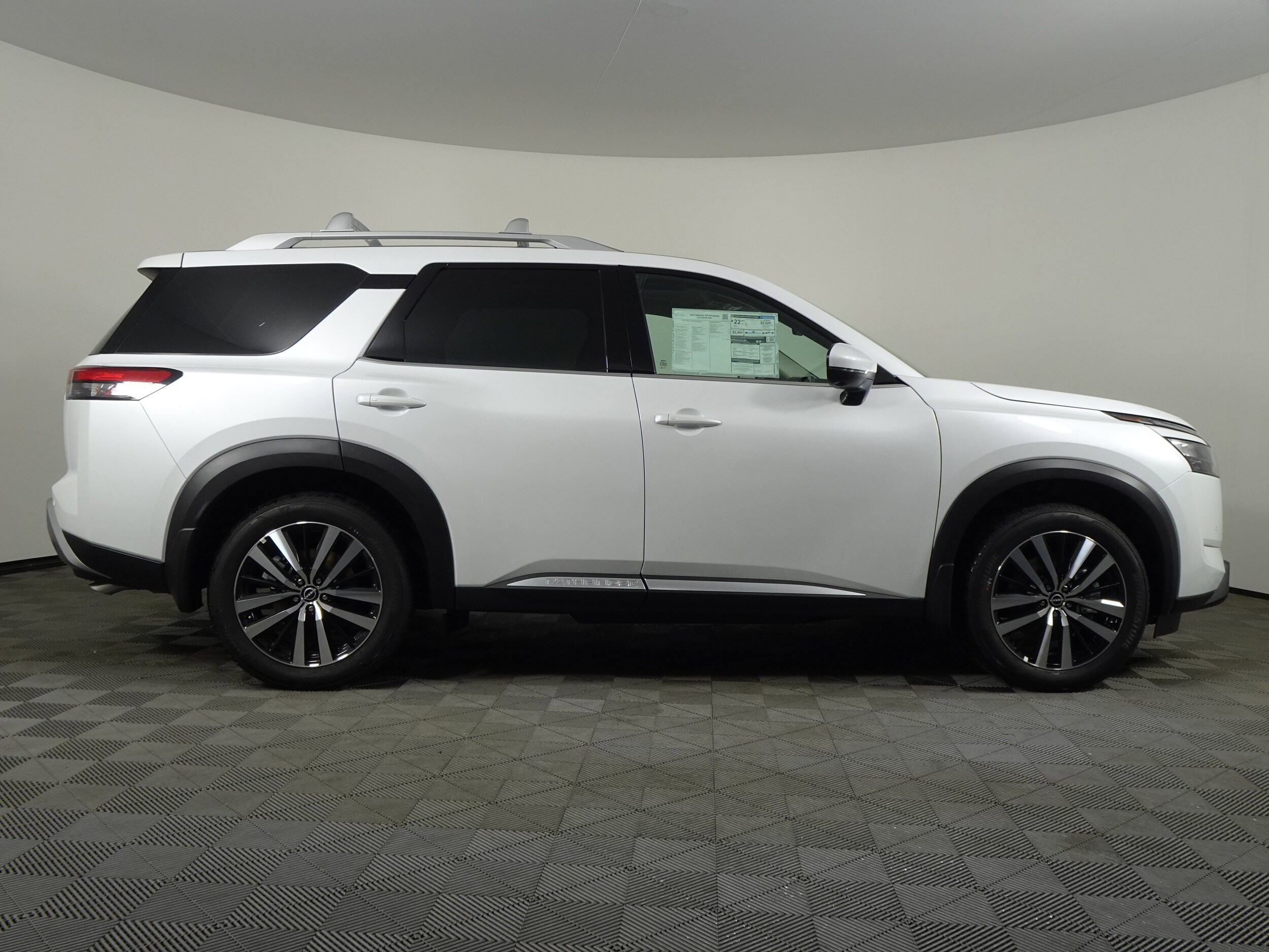 2025 Nissan Pathfinder Platinum photo 2