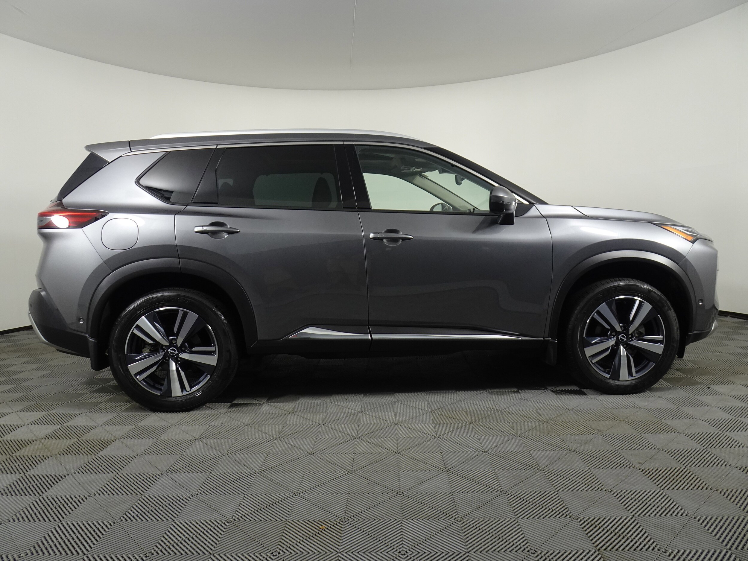 2023 Nissan Rogue Platinum photo 2