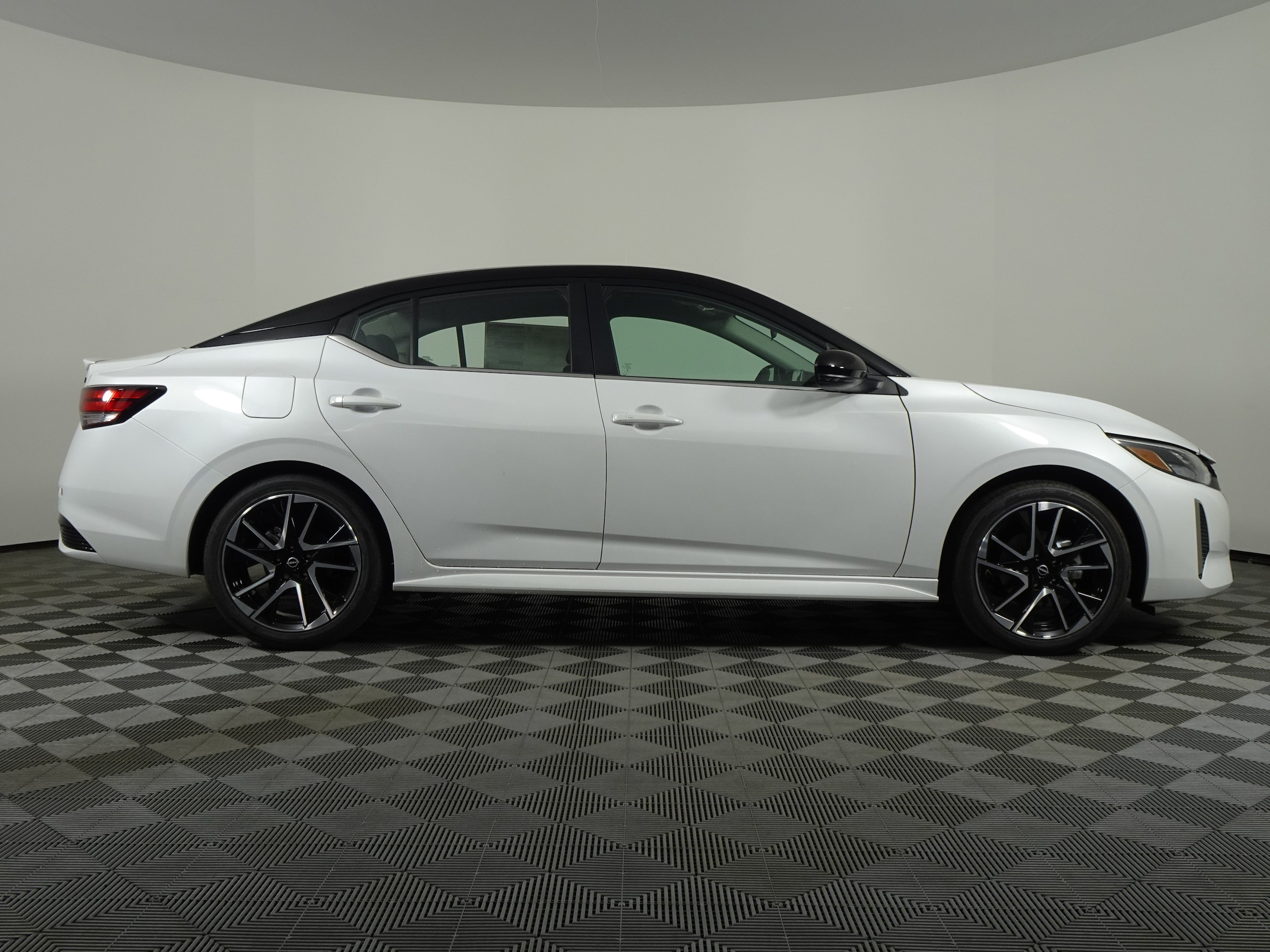 2025 Nissan Sentra SR photo 2
