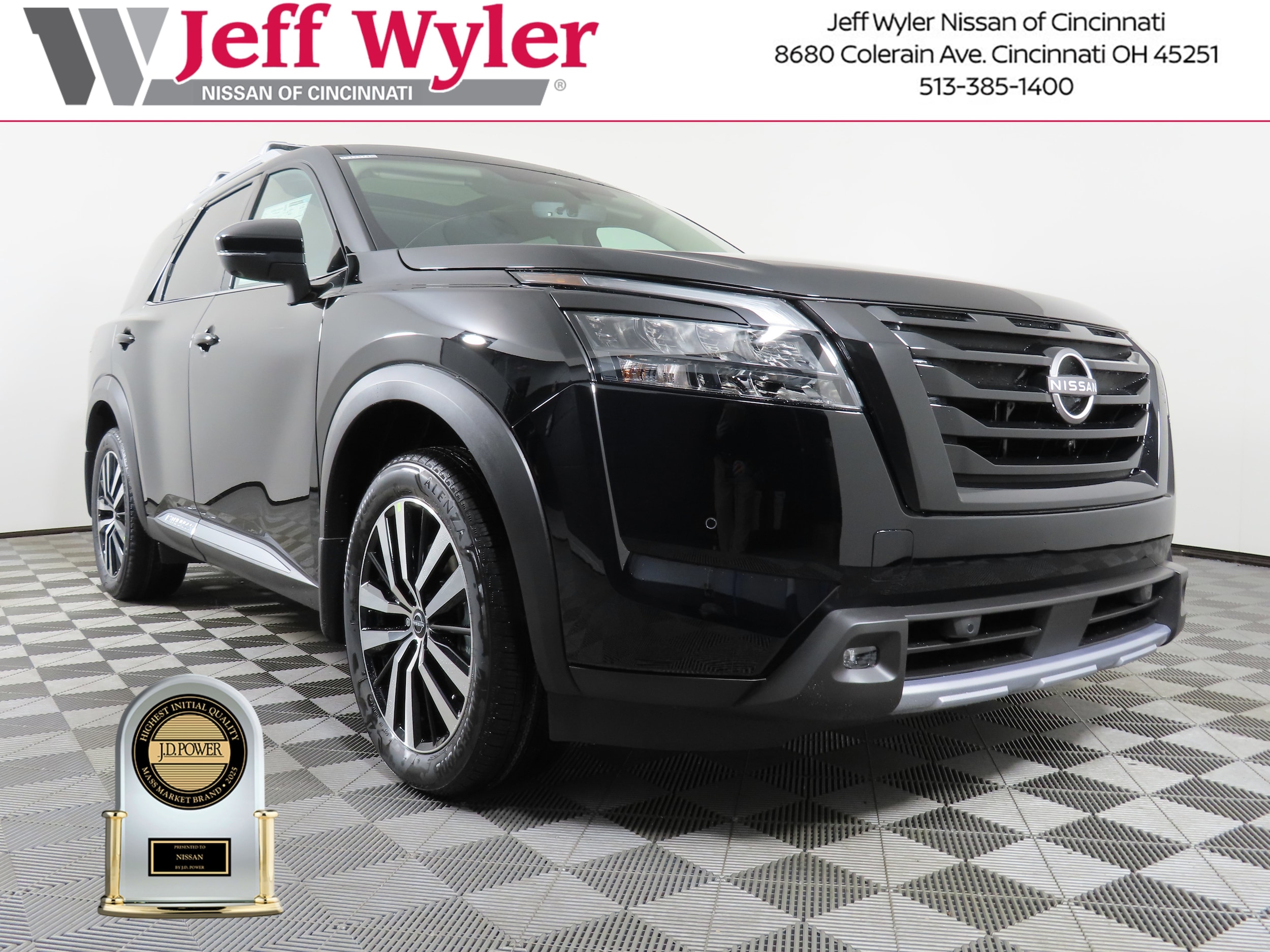 2025 Nissan Pathfinder Platinum's photo