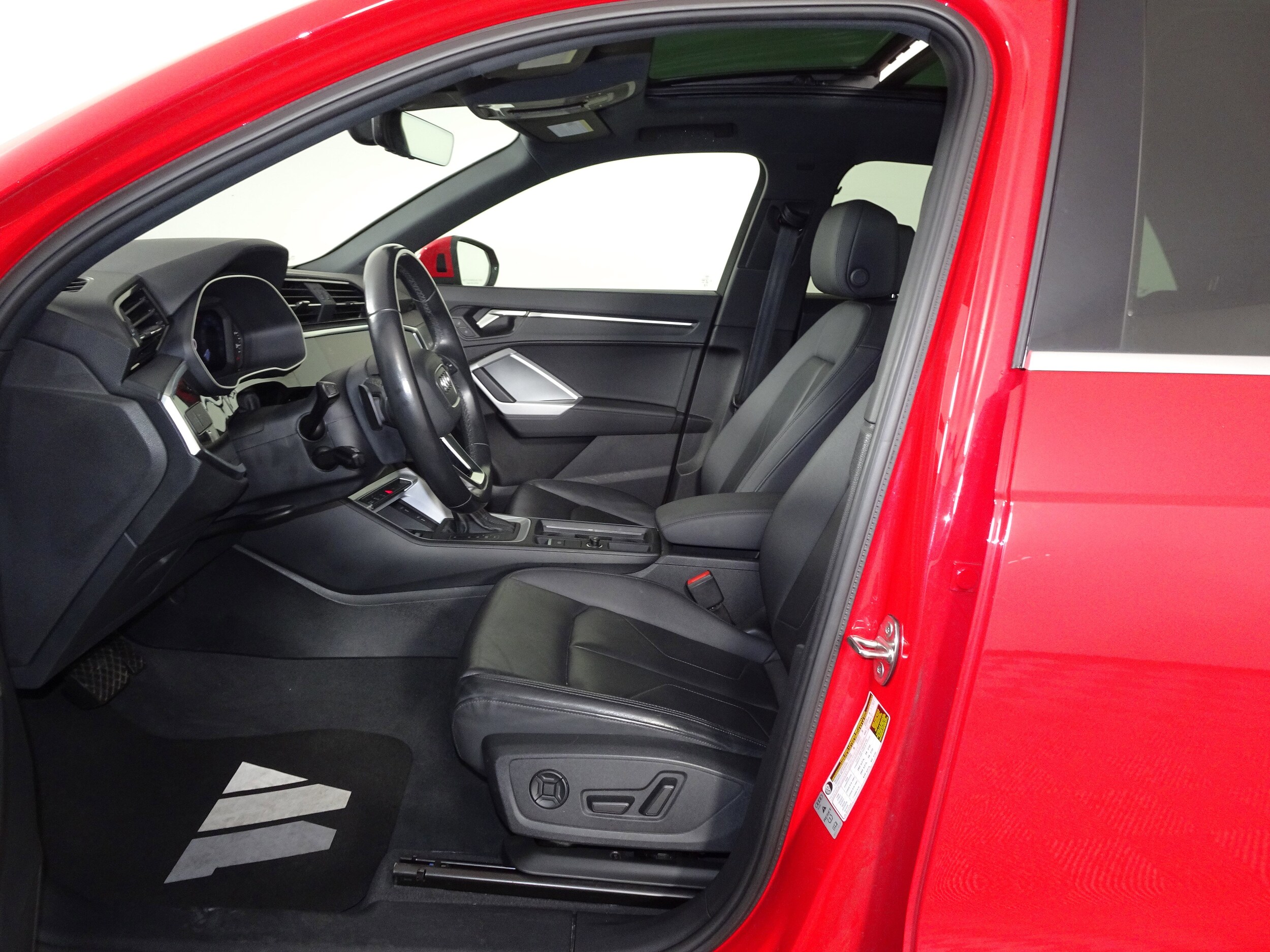 2024 Audi Q3 S line Premium photo 4