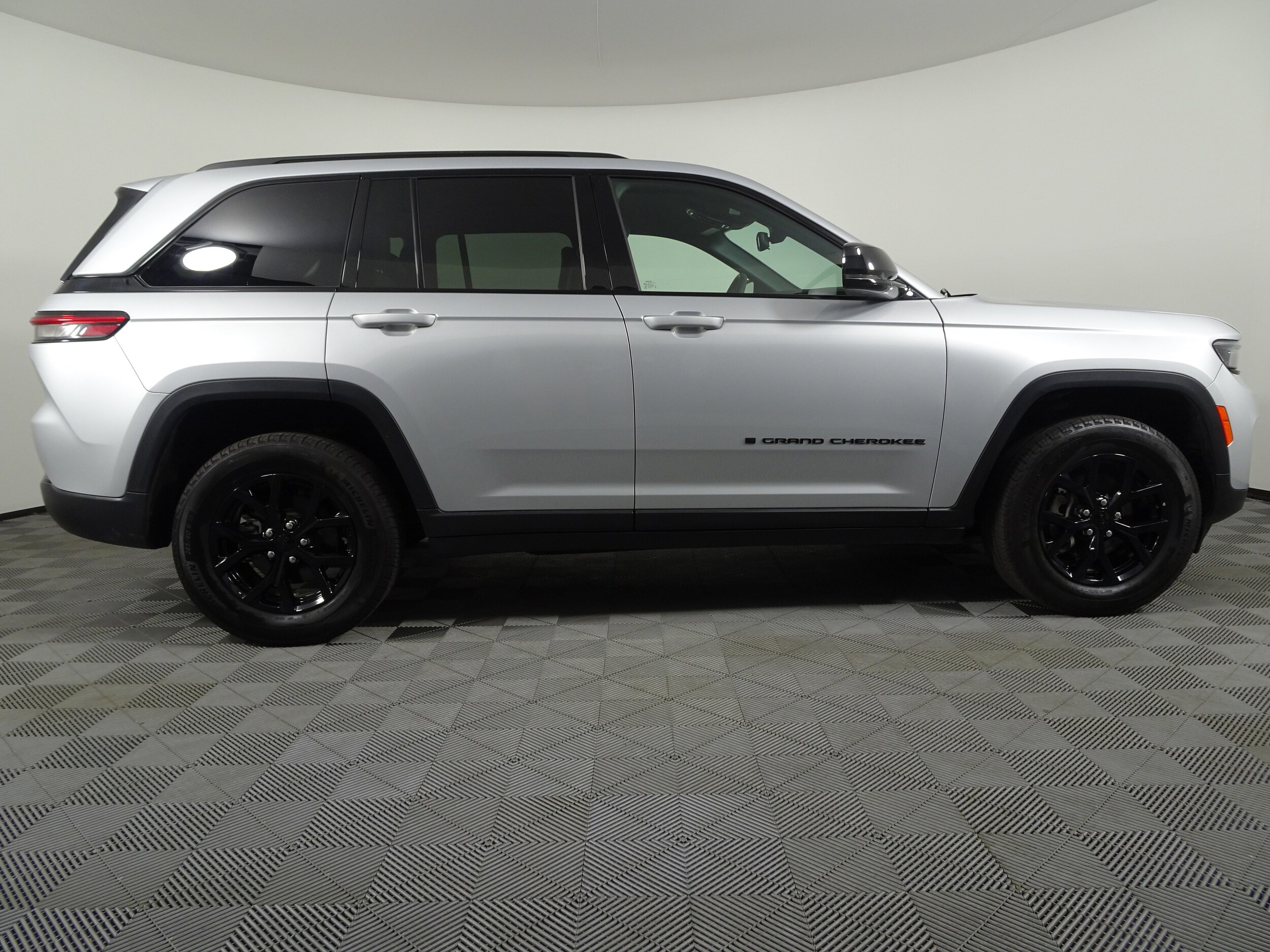 2024 Jeep Grand Cherokee Altitude X photo 2