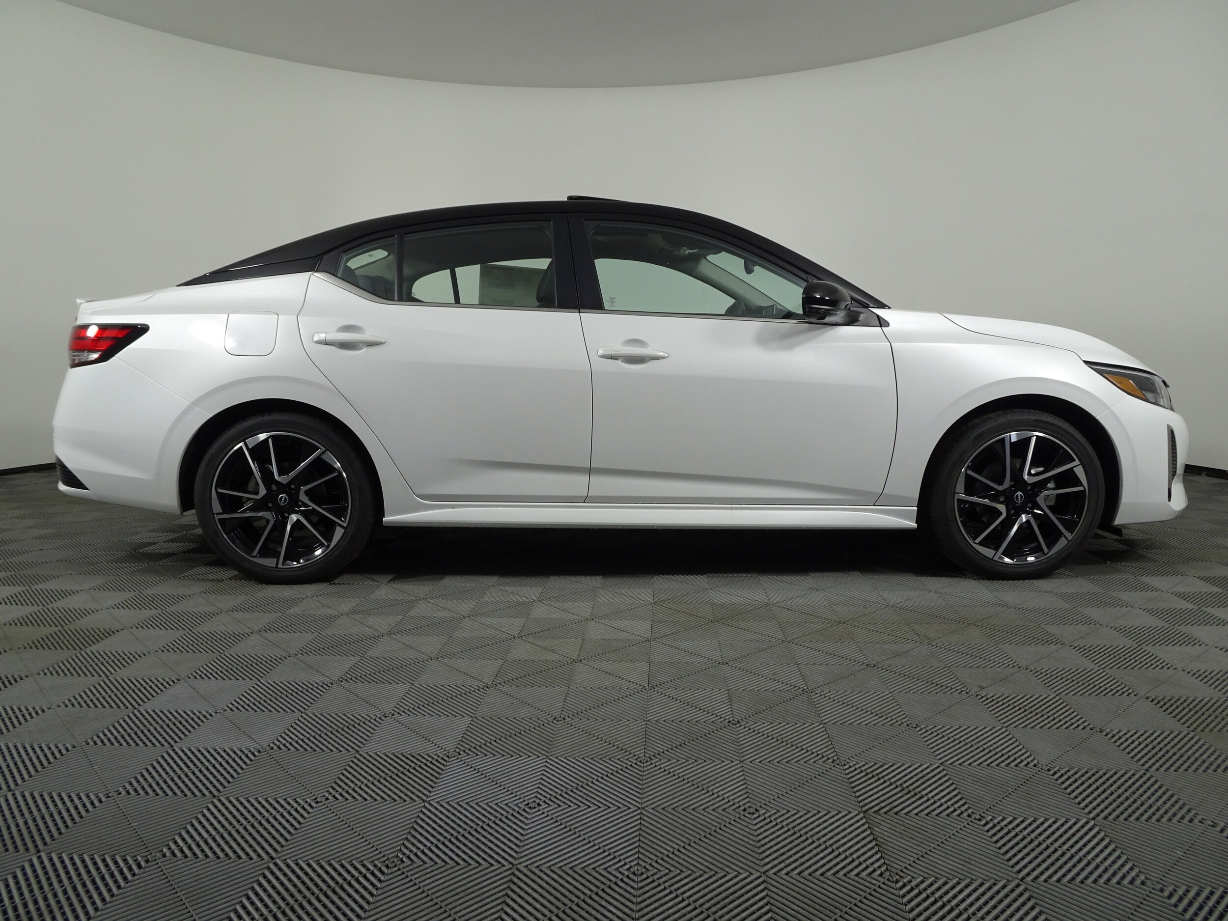 2025 Nissan Sentra SR photo 2