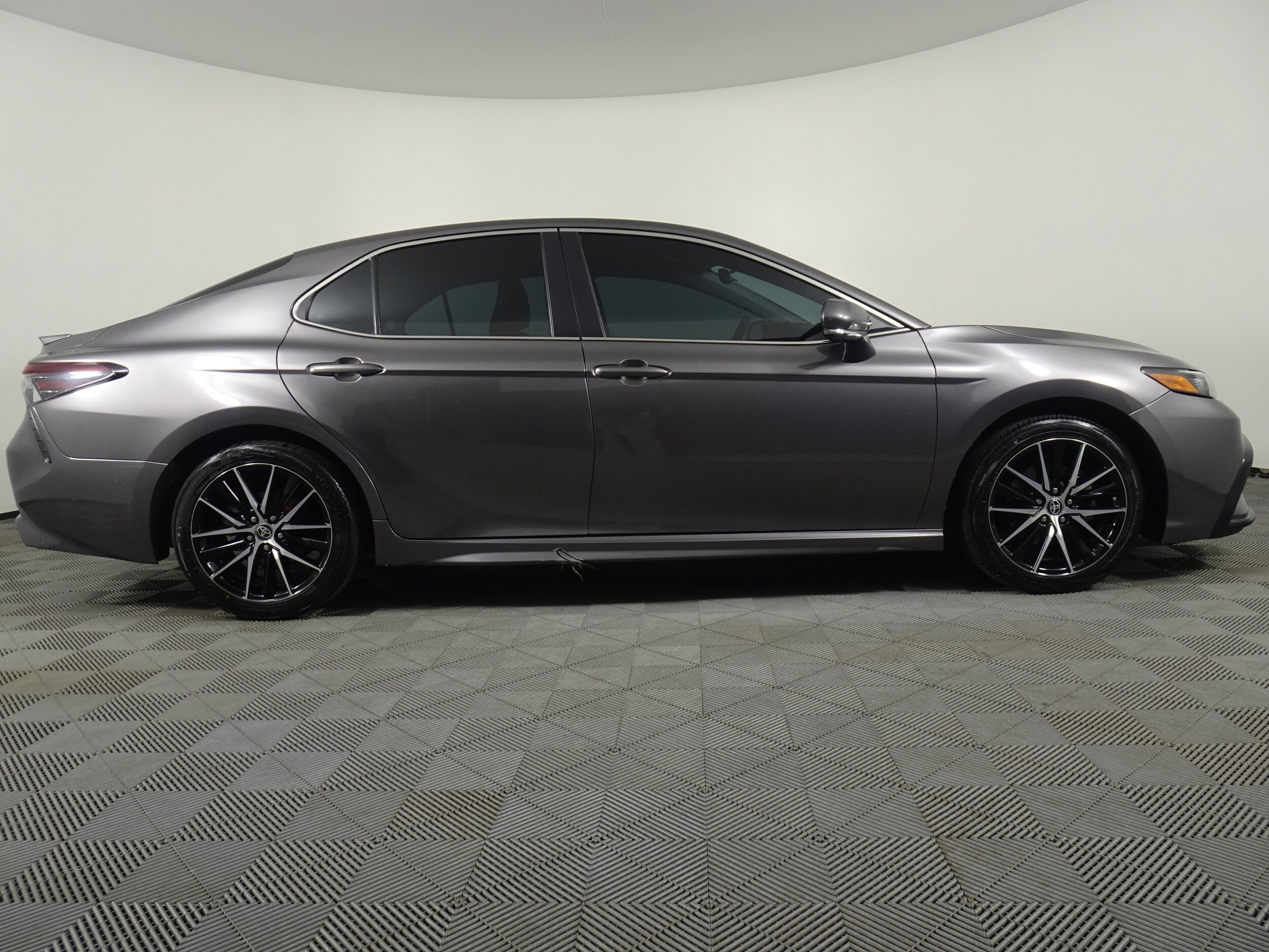 2022 Toyota Camry SE photo 2