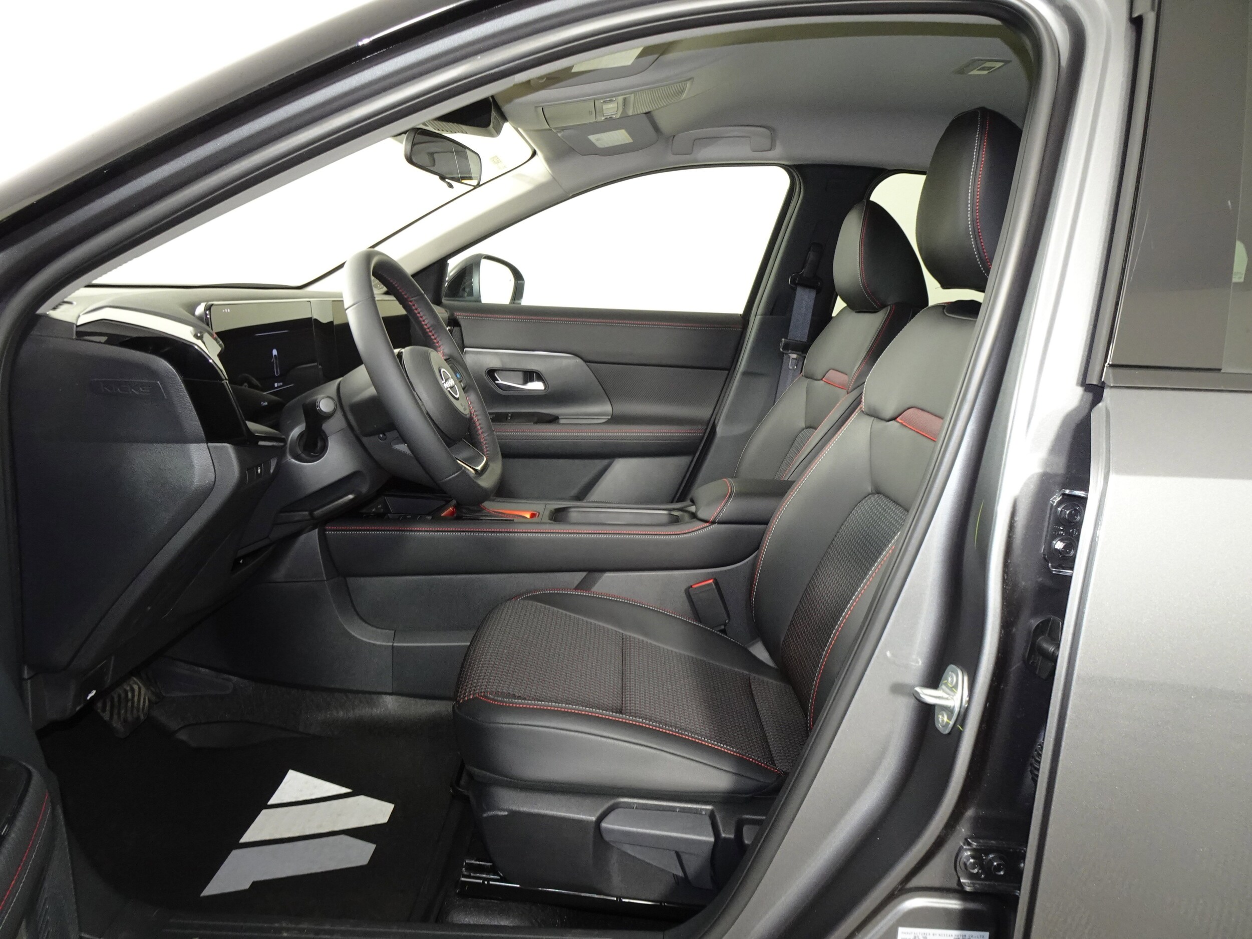 2025 Nissan Kicks SR photo 4