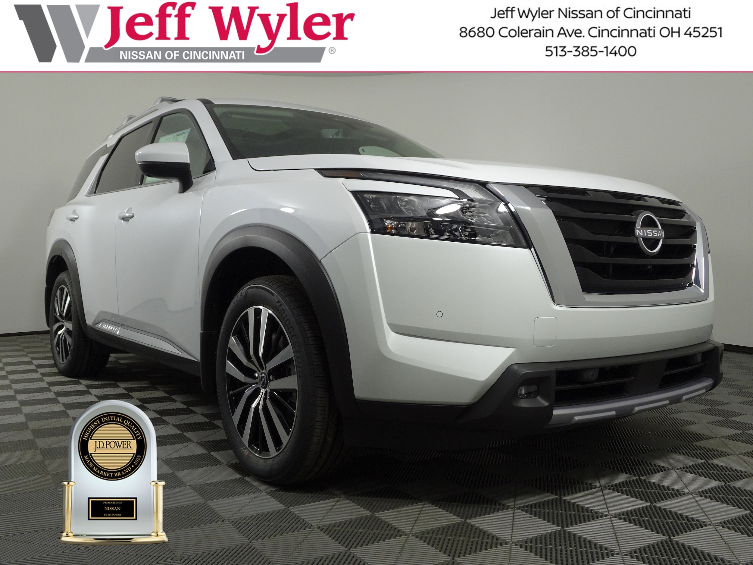 2025 Nissan Pathfinder Platinum's photo