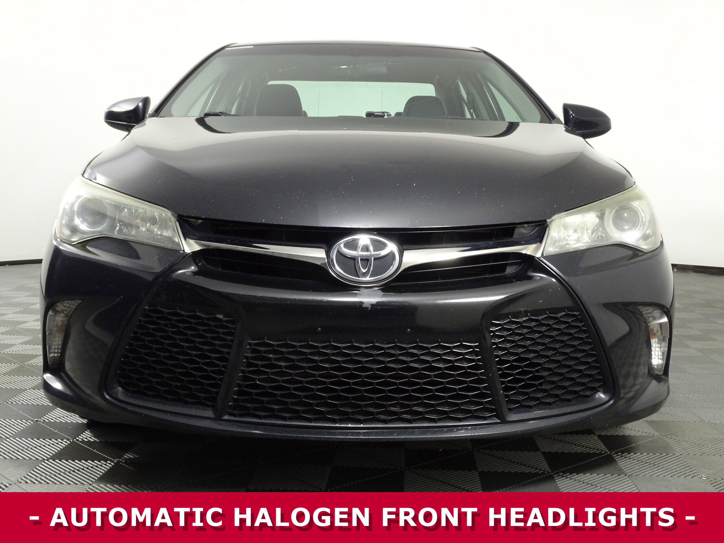 2017 Toyota Camry SE photo 2