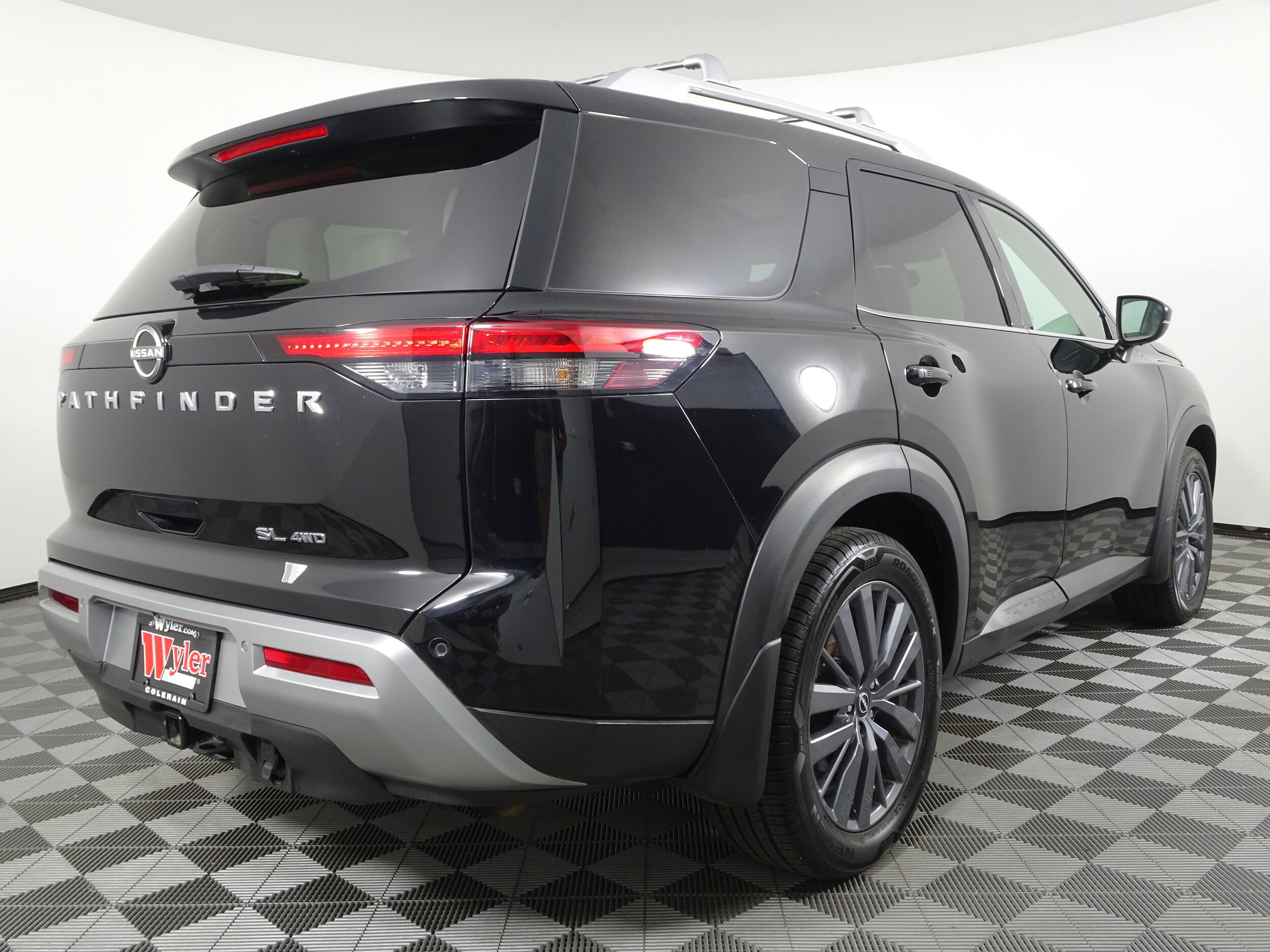 2022 Nissan Pathfinder SL photo 2