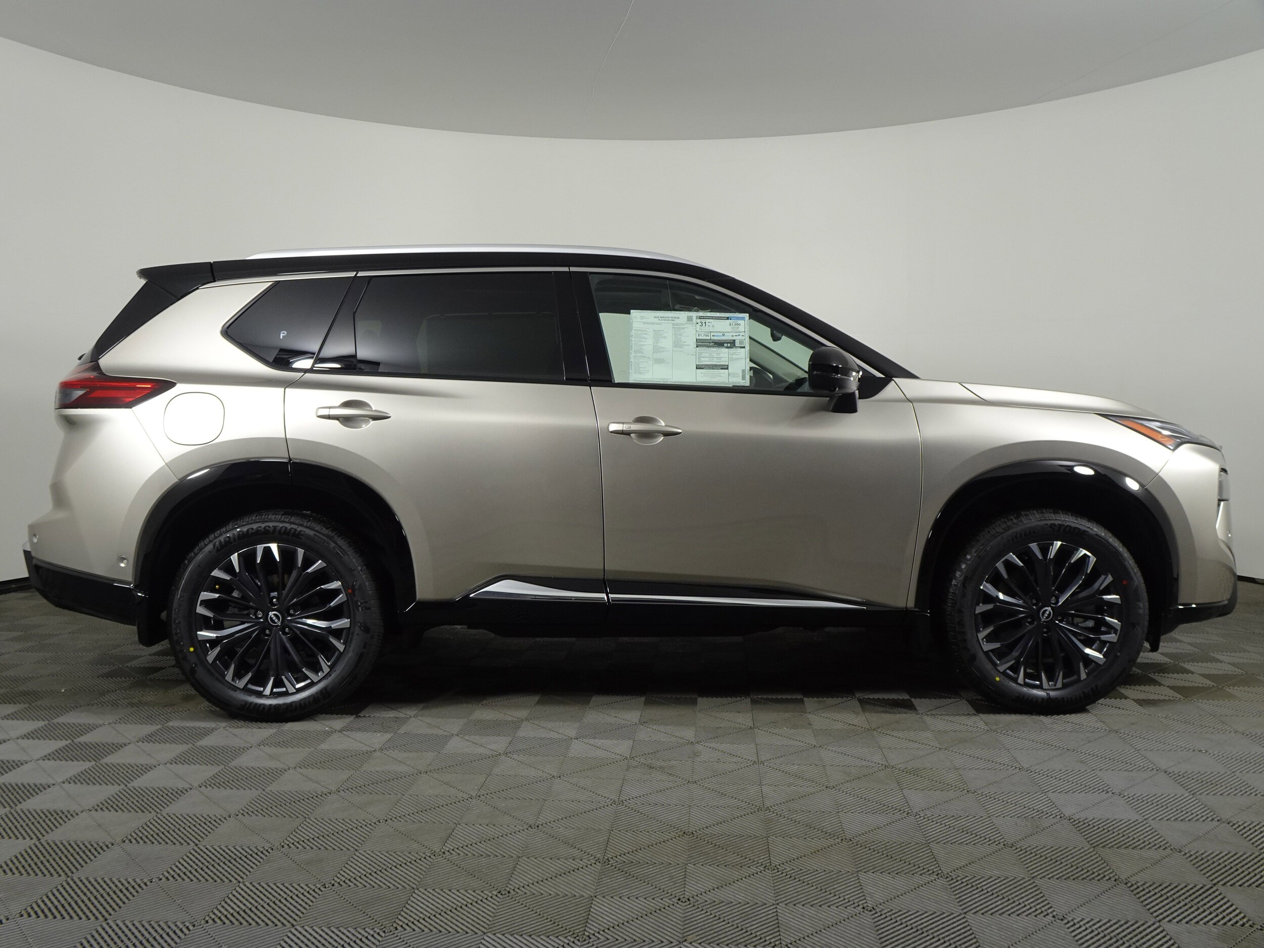 2025 Nissan Rogue Platinum photo 2
