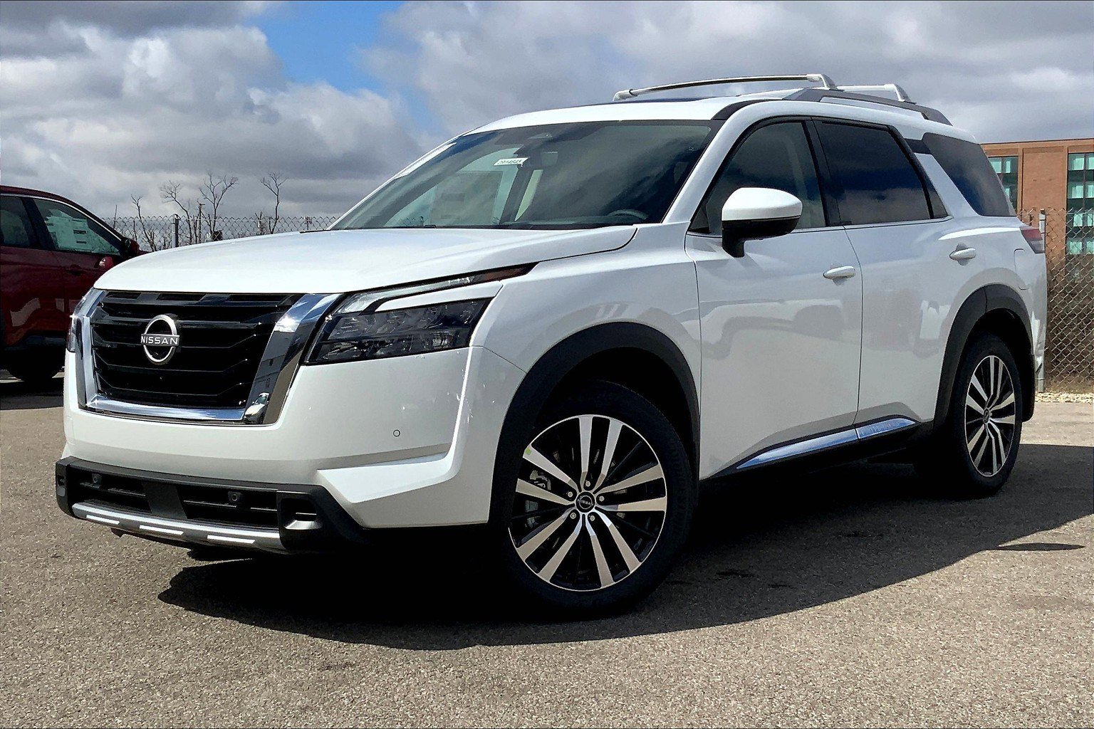 2025 Nissan Pathfinder Platinum photo 2
