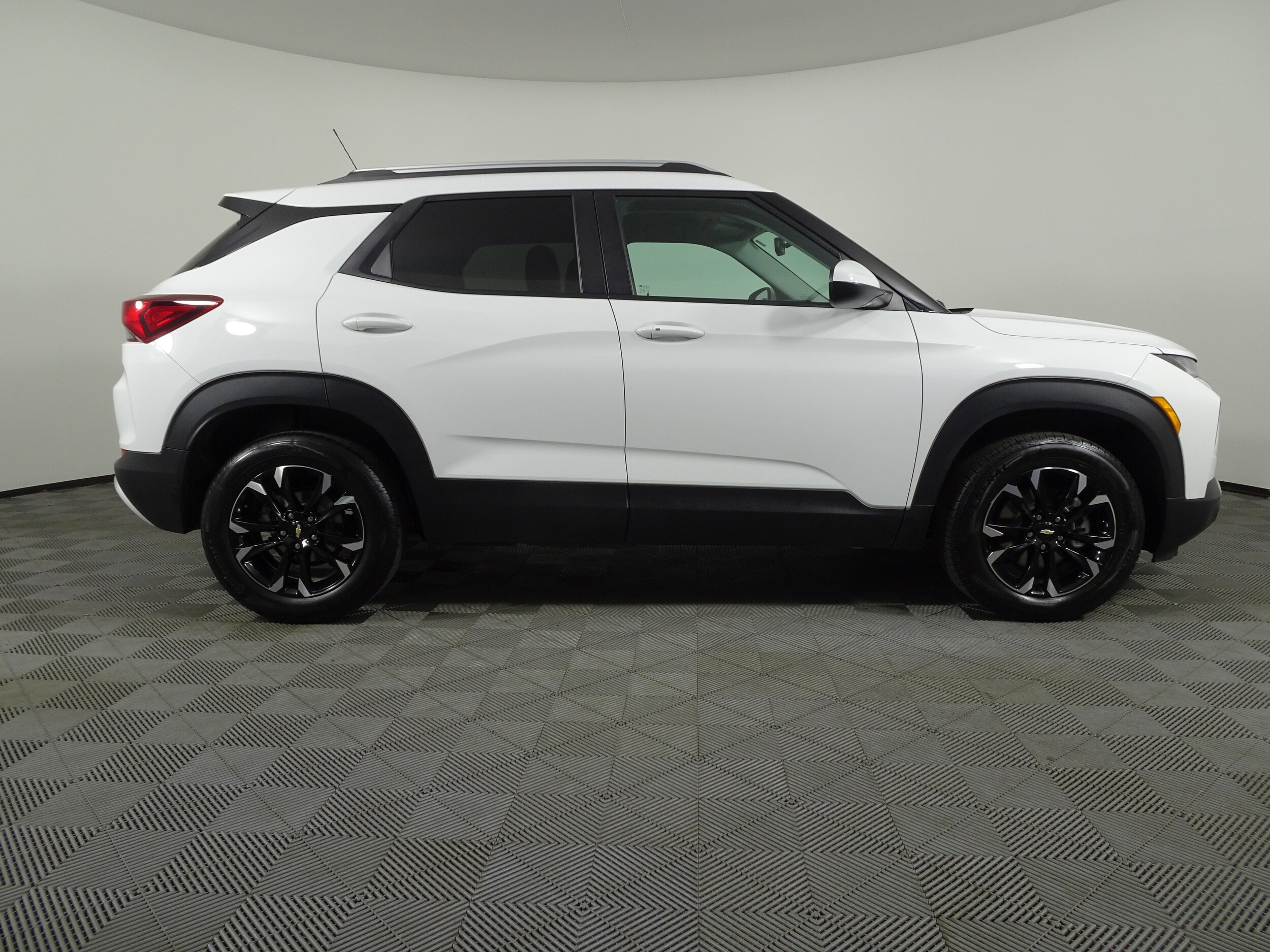 2023 Chevrolet Trailblazer LT photo 2