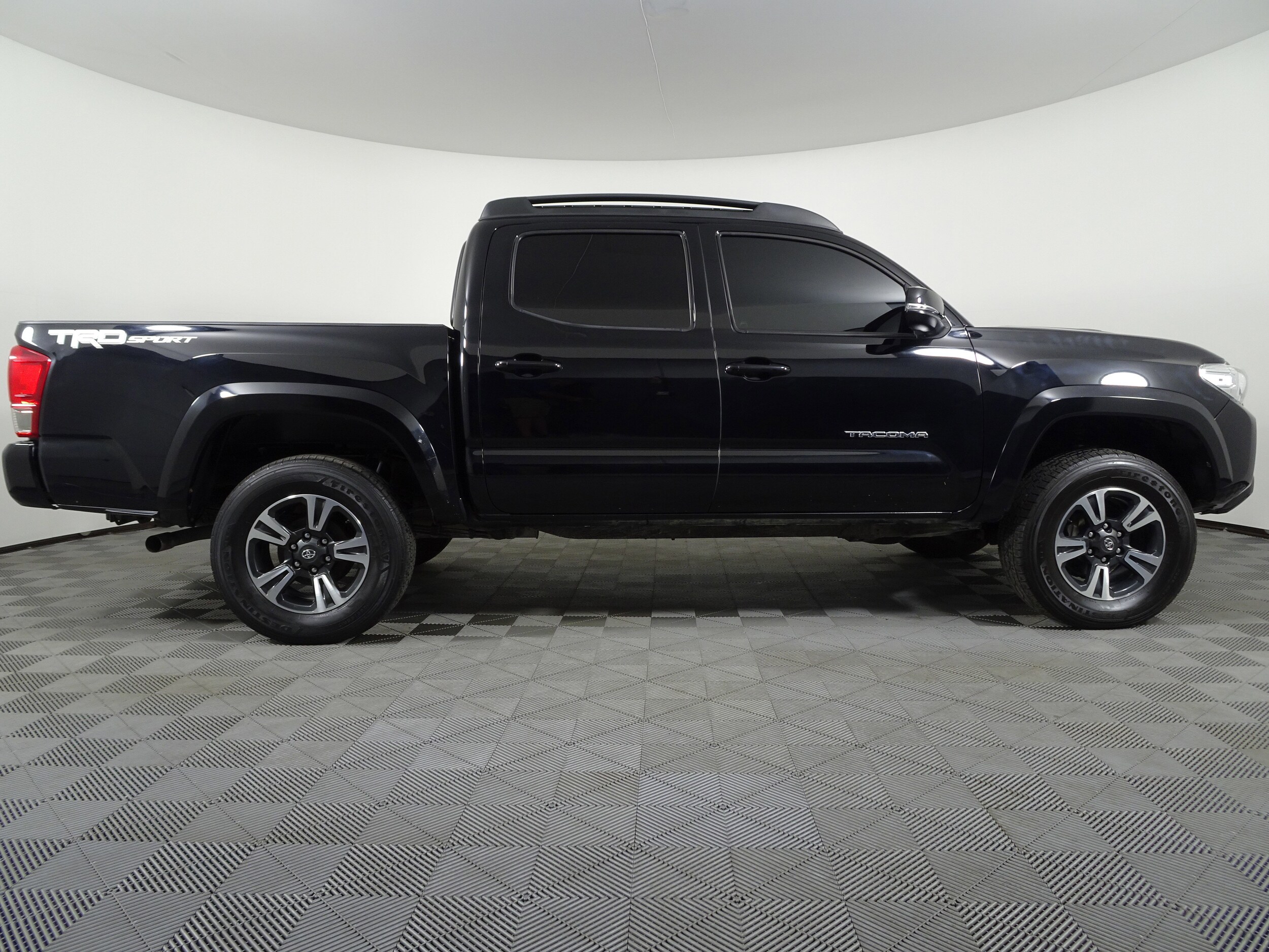 2017 Toyota Tacoma TRD Sport photo 2