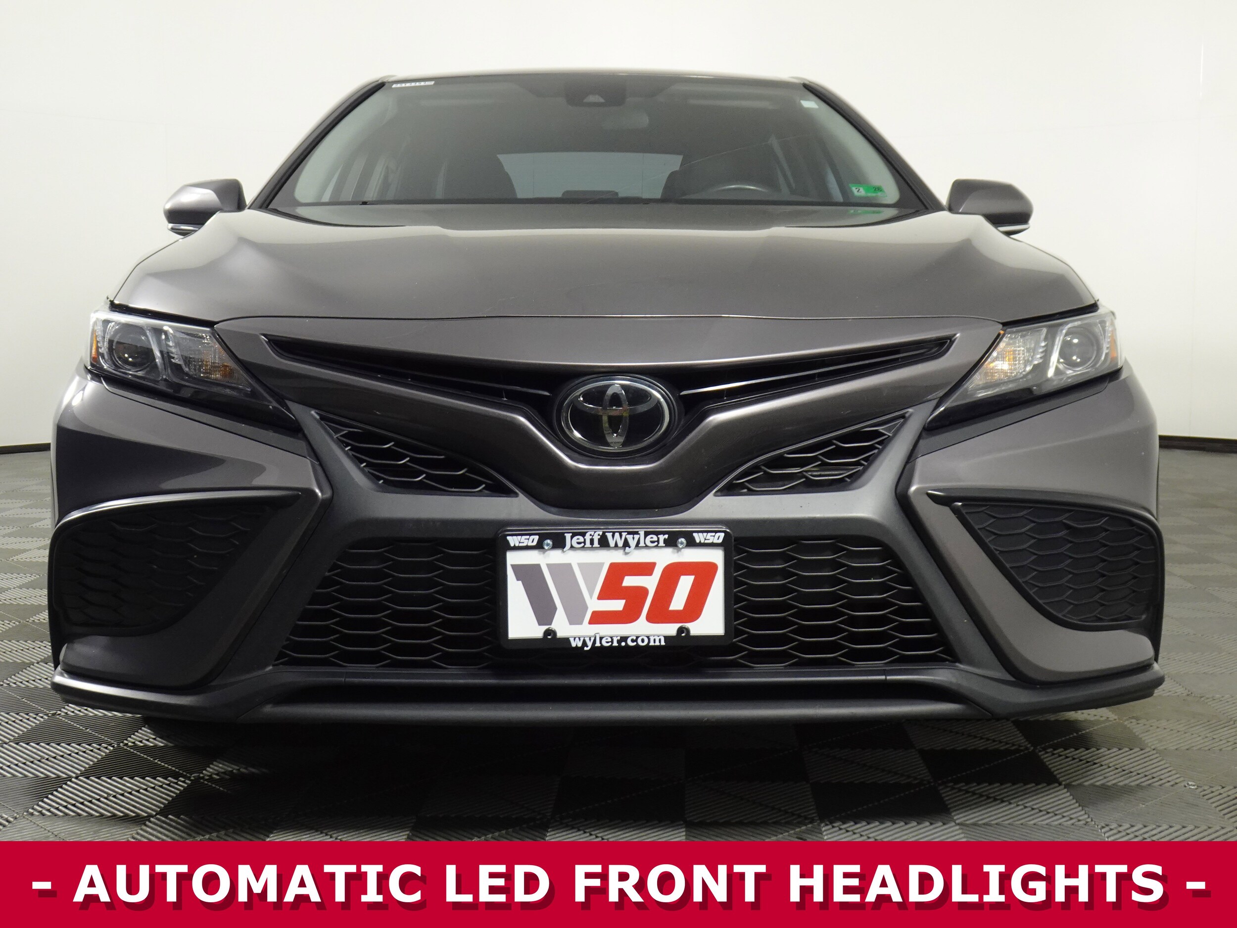 2022 Toyota Camry SE photo 2