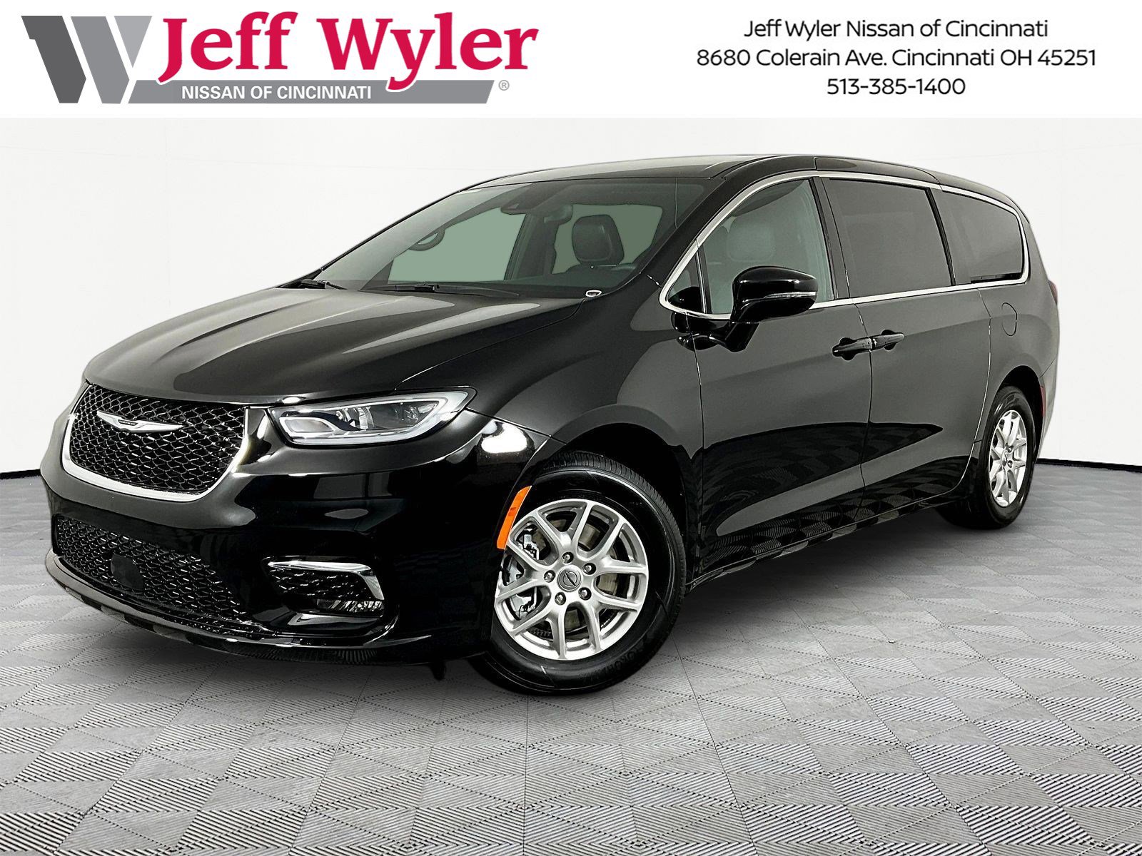 2025 Chrysler Pacifica Select's photo