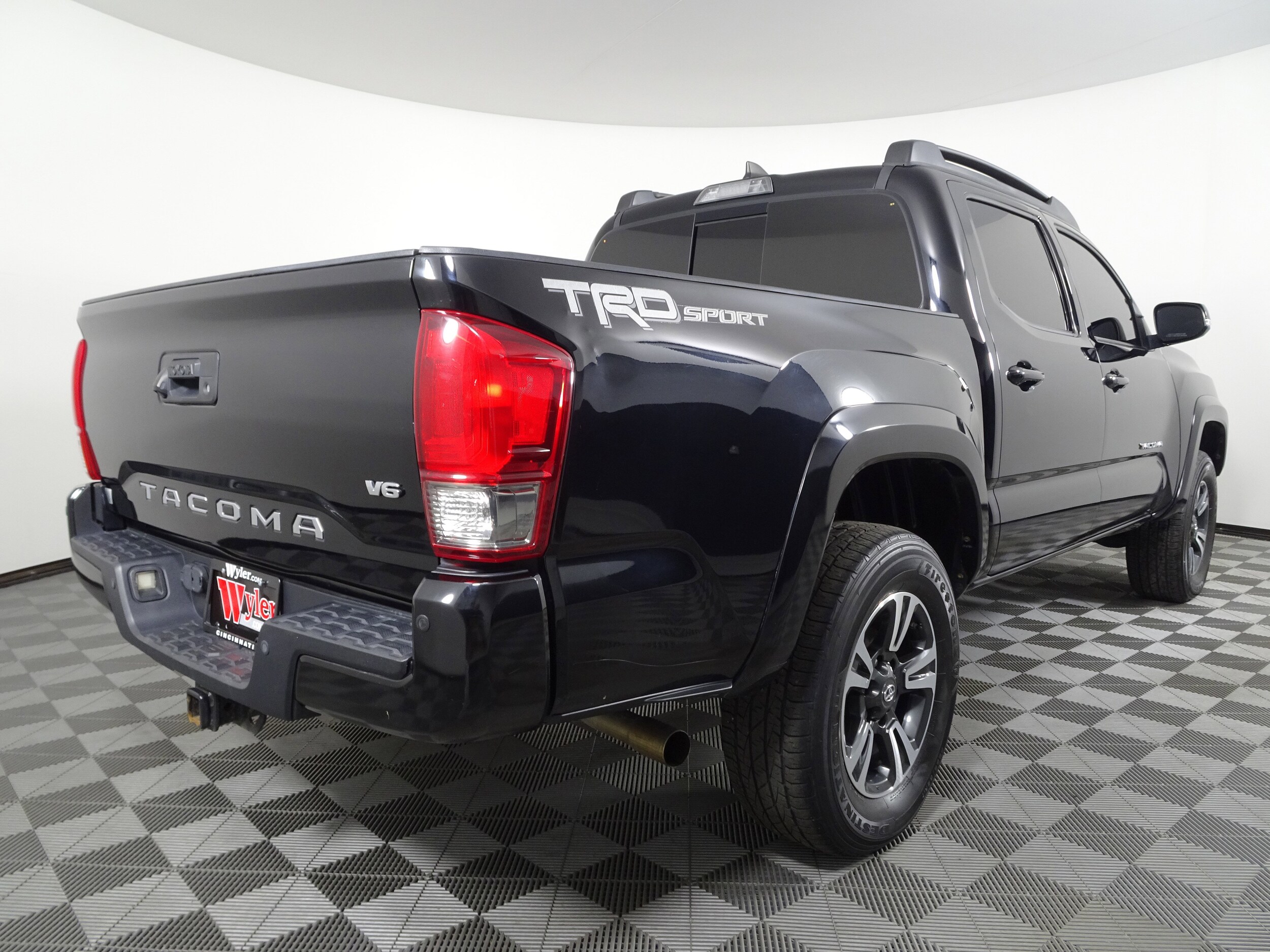 2017 Toyota Tacoma TRD Sport photo 3