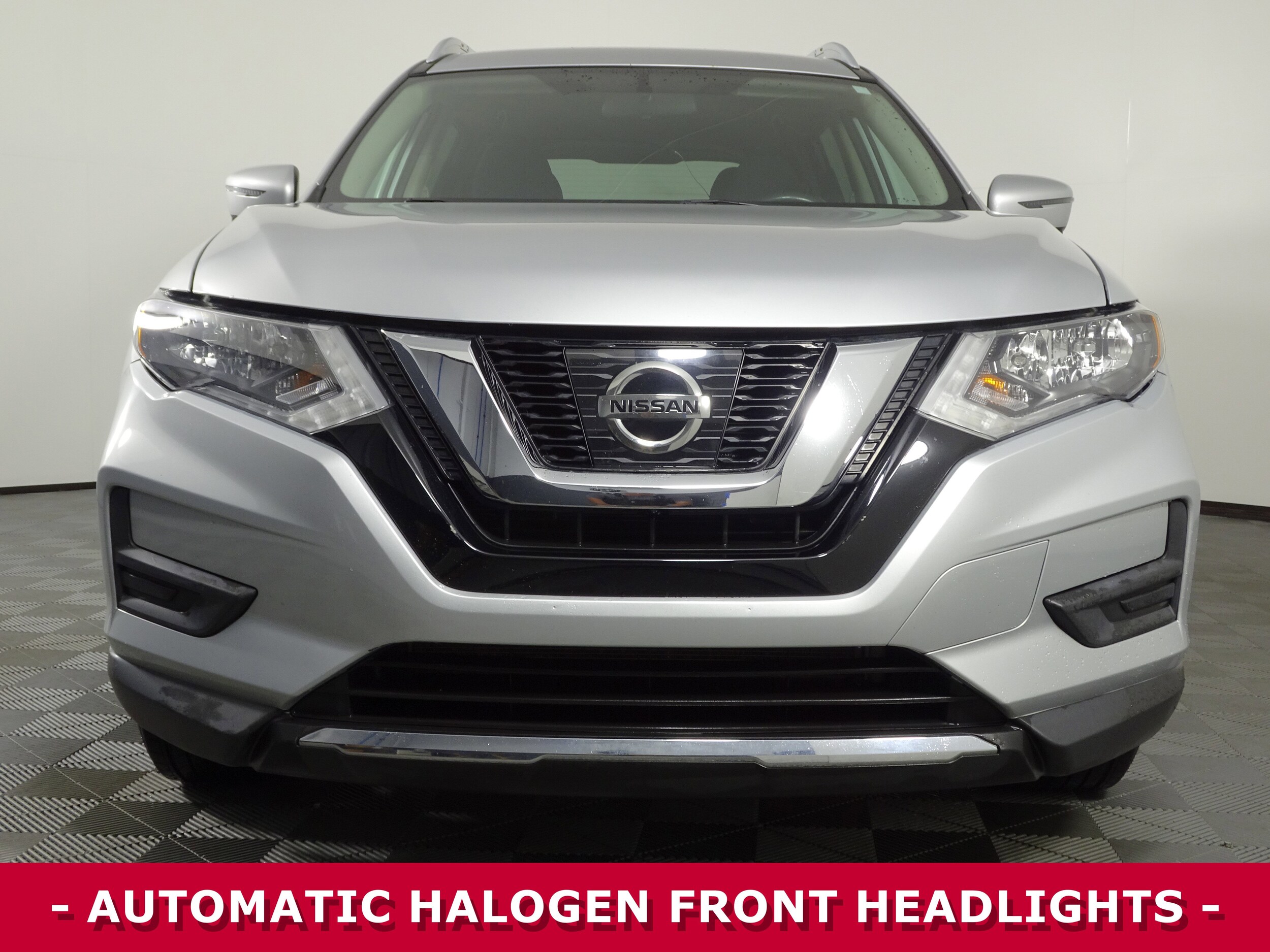 2017 Nissan Rogue SV photo 2