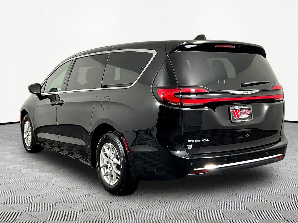 Used 2025 Chrysler Pacifica Select Minivan/Van