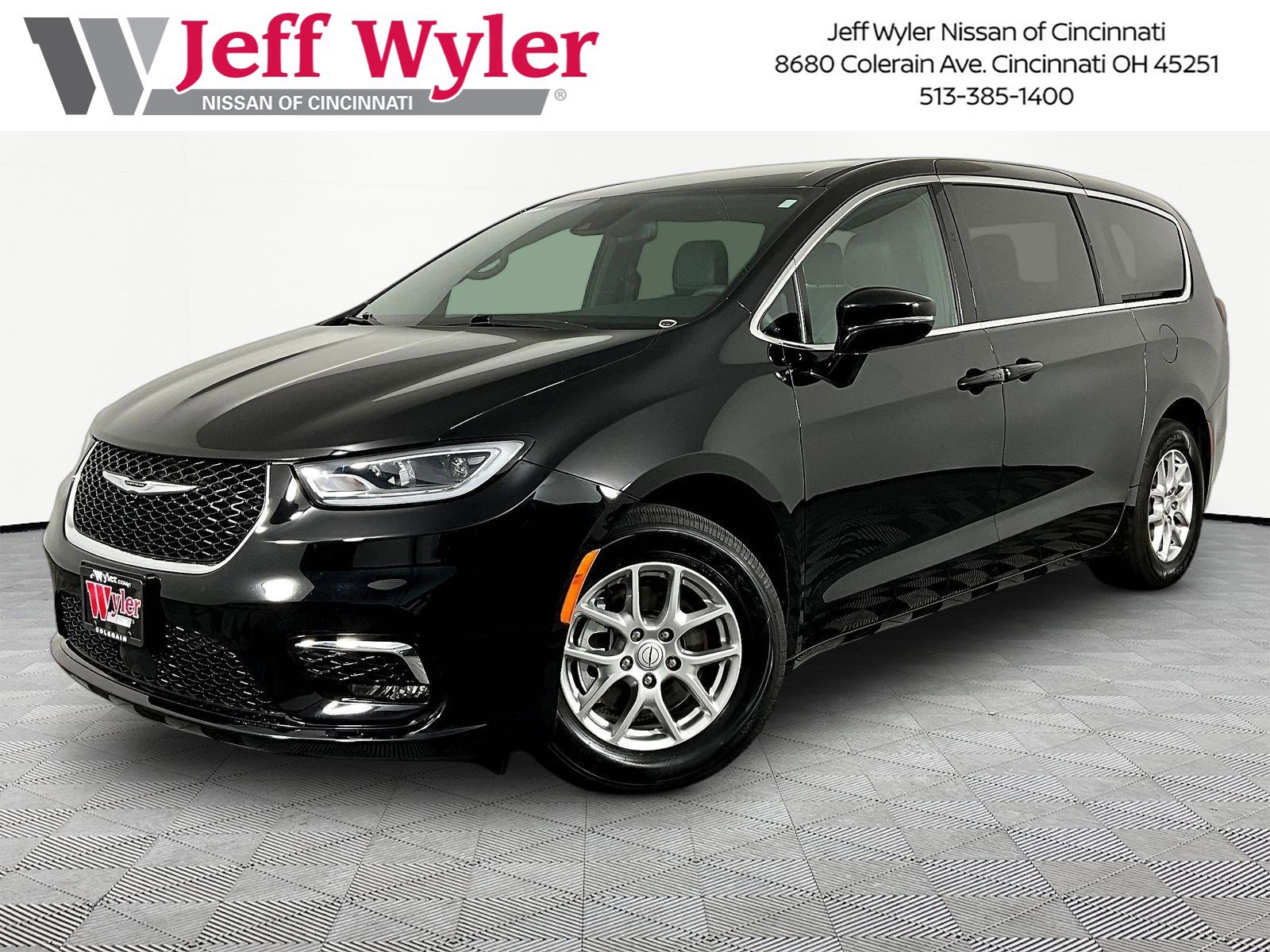 2025 Chrysler Pacifica Select's photo
