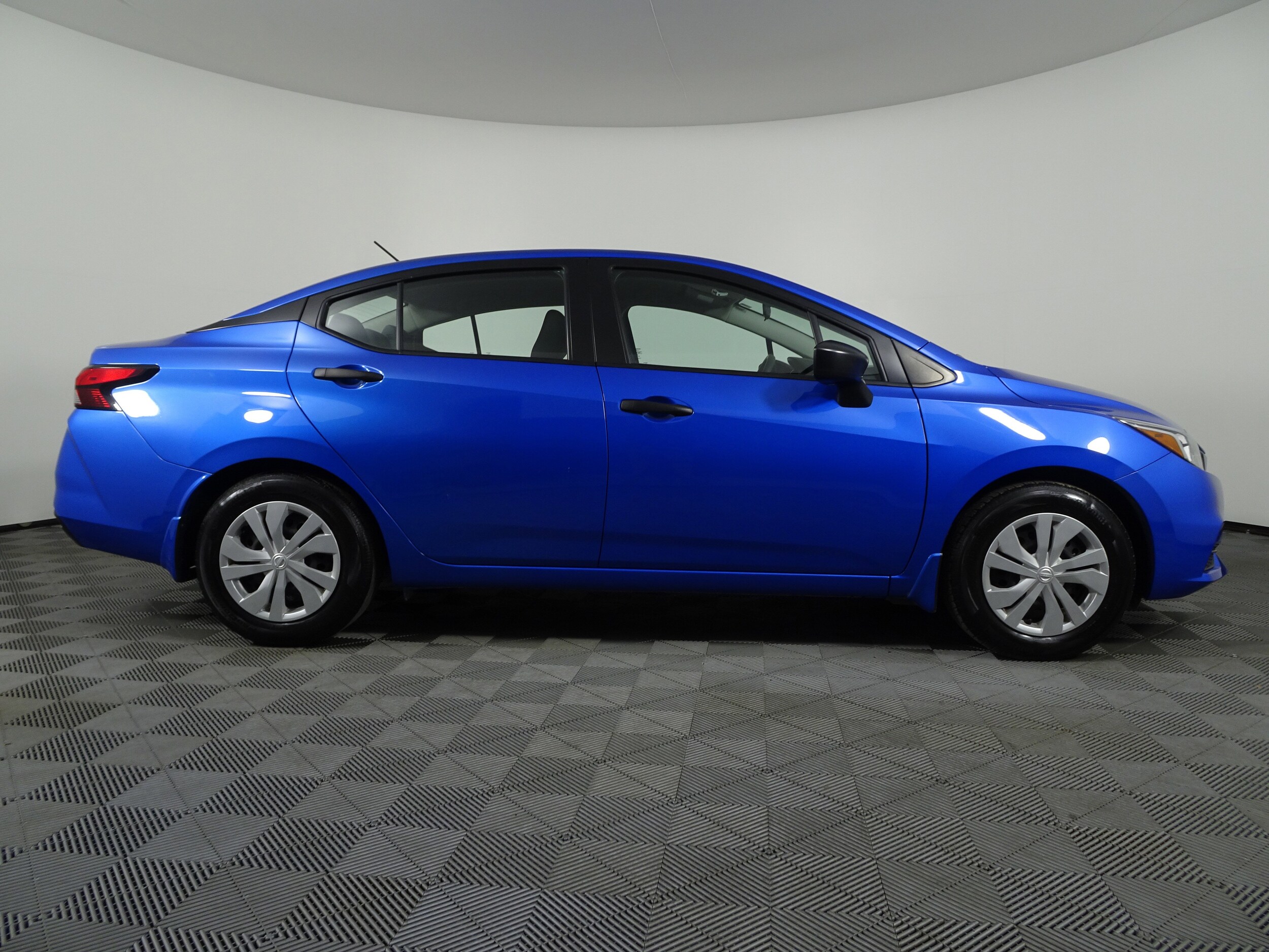 2021 Nissan Versa 1.6 S photo 2