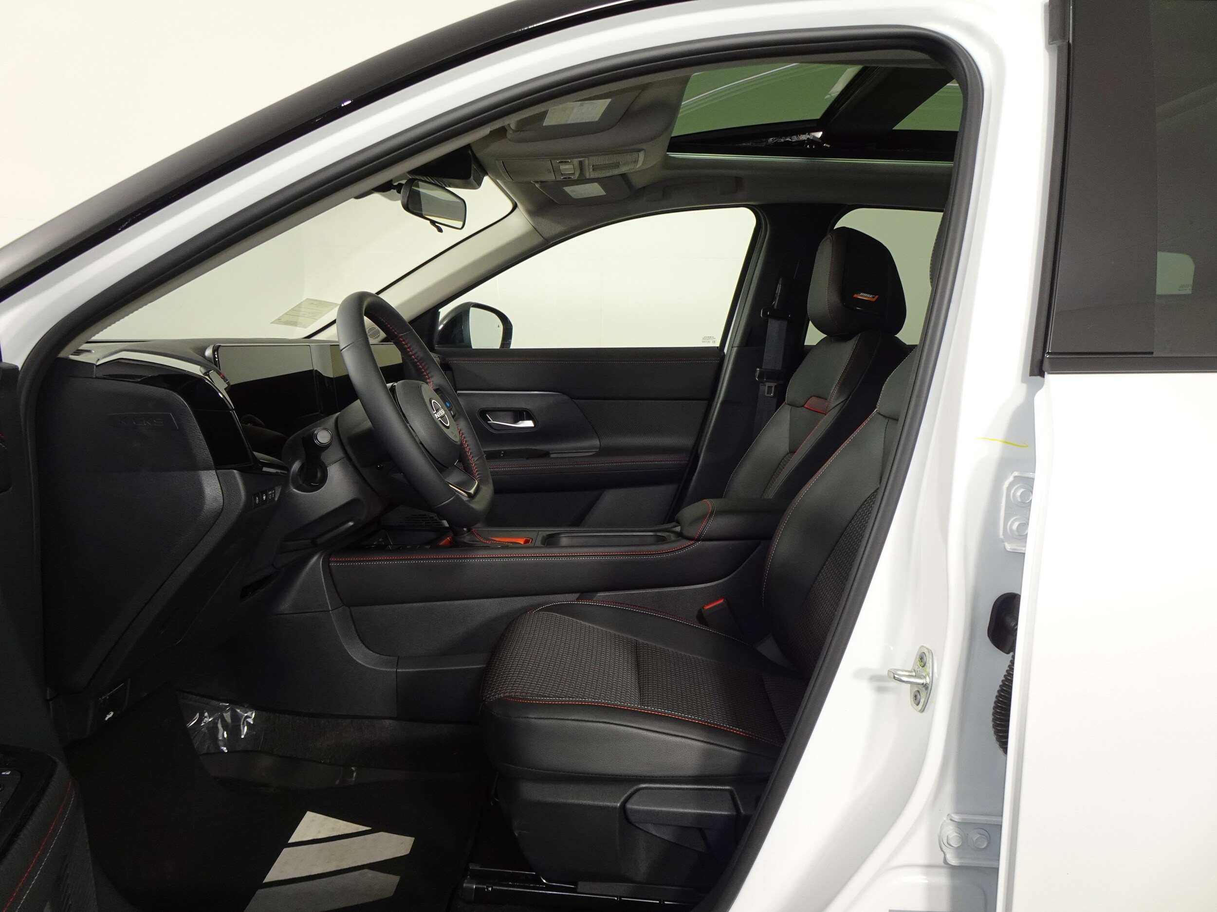 2025 Nissan Kicks SR photo 4