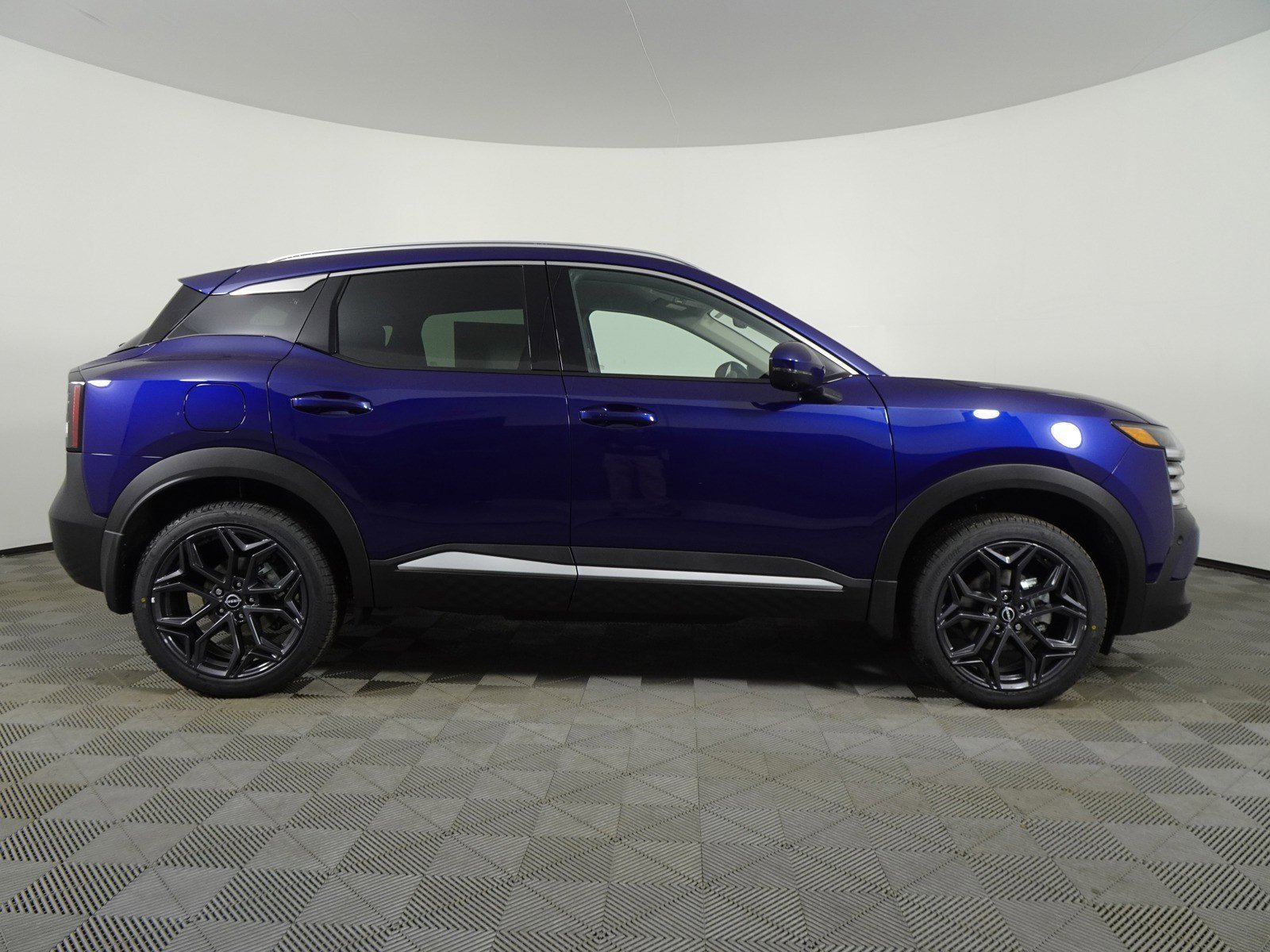 2025 Nissan Kicks SR photo 2