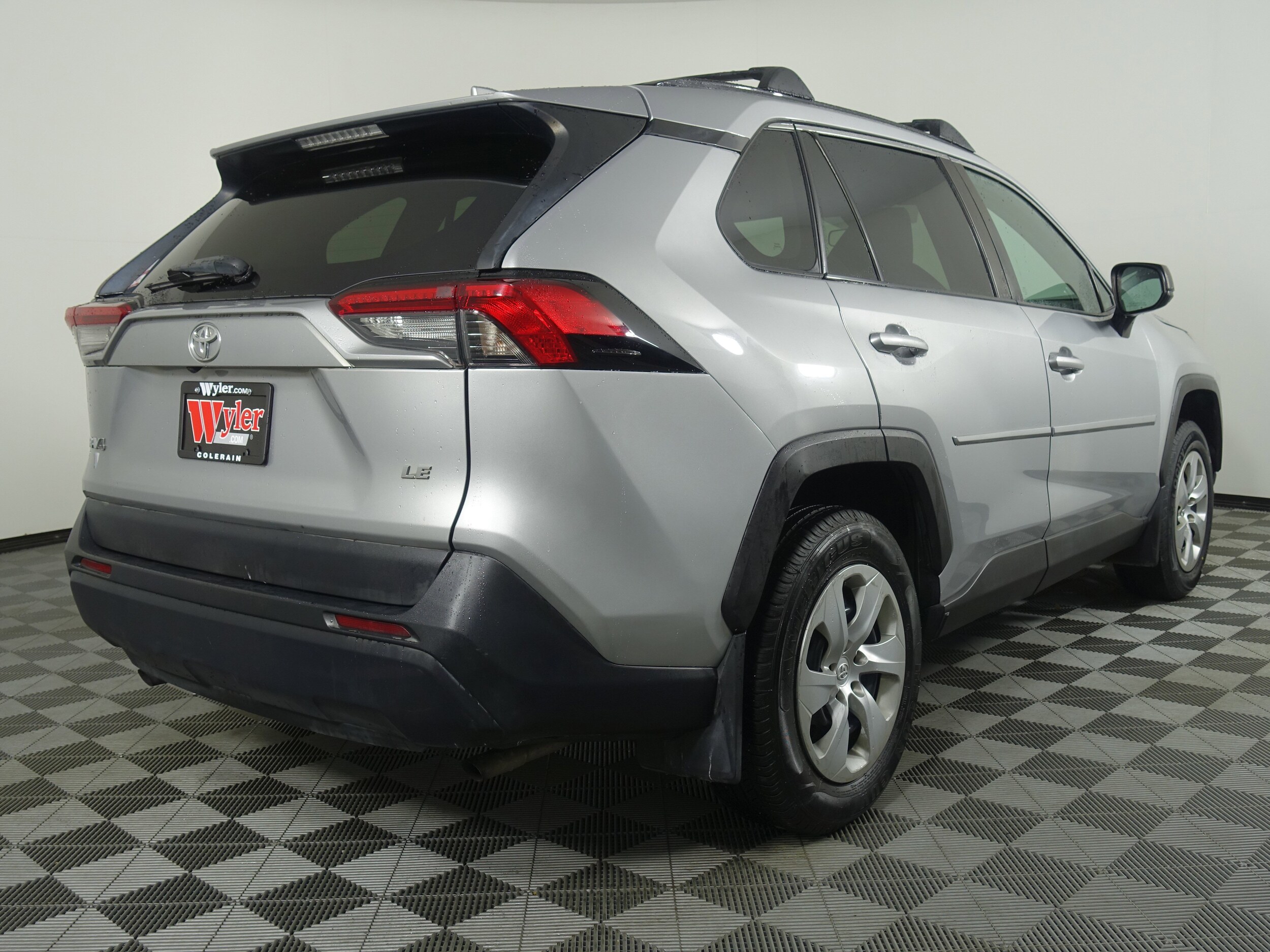 2019 Toyota RAV4 LE photo 2