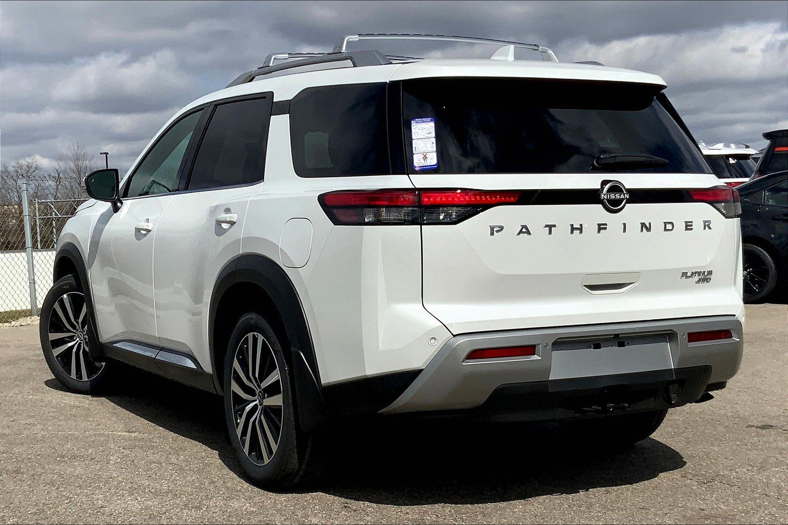 2025 Nissan Pathfinder Platinum photo 3