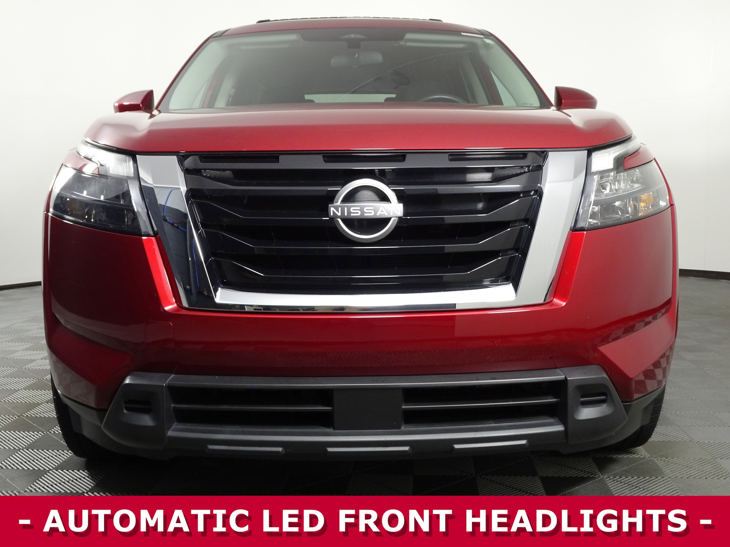 2023 Nissan Pathfinder SV photo 2