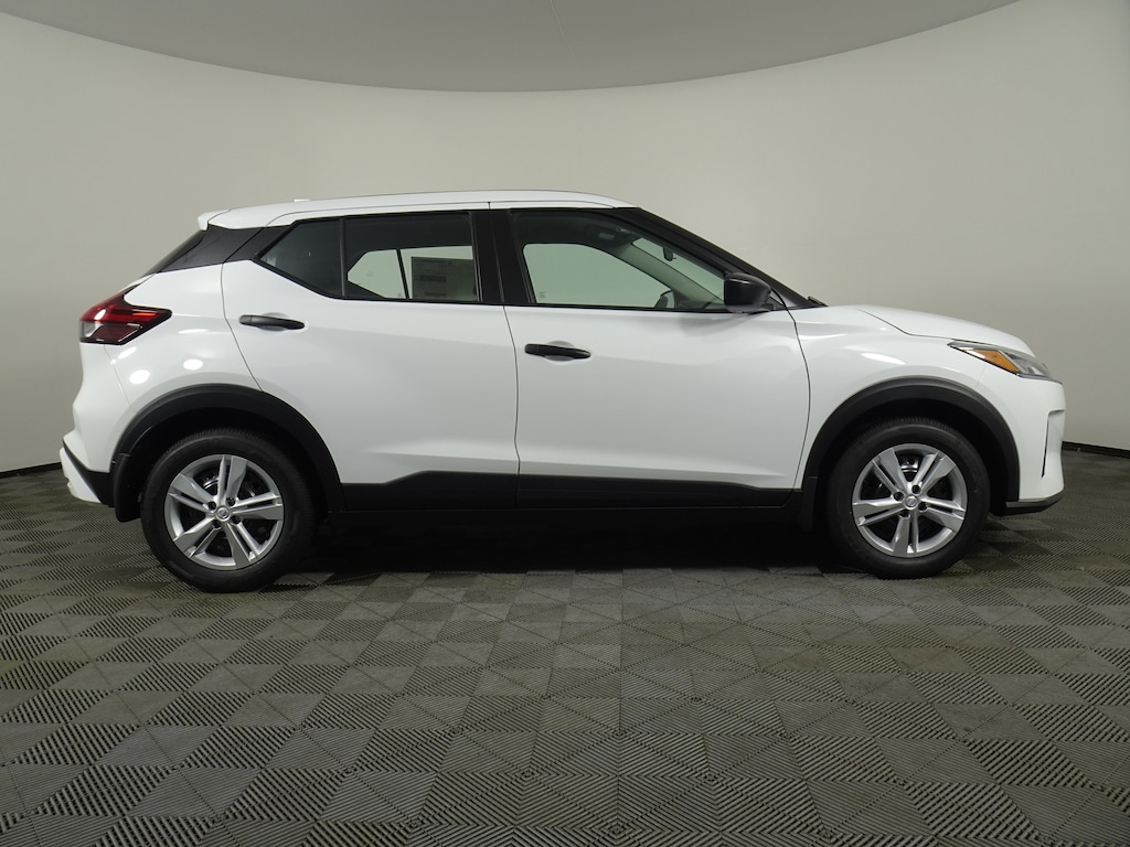New 2025 Nissan Kicks Play S SUV