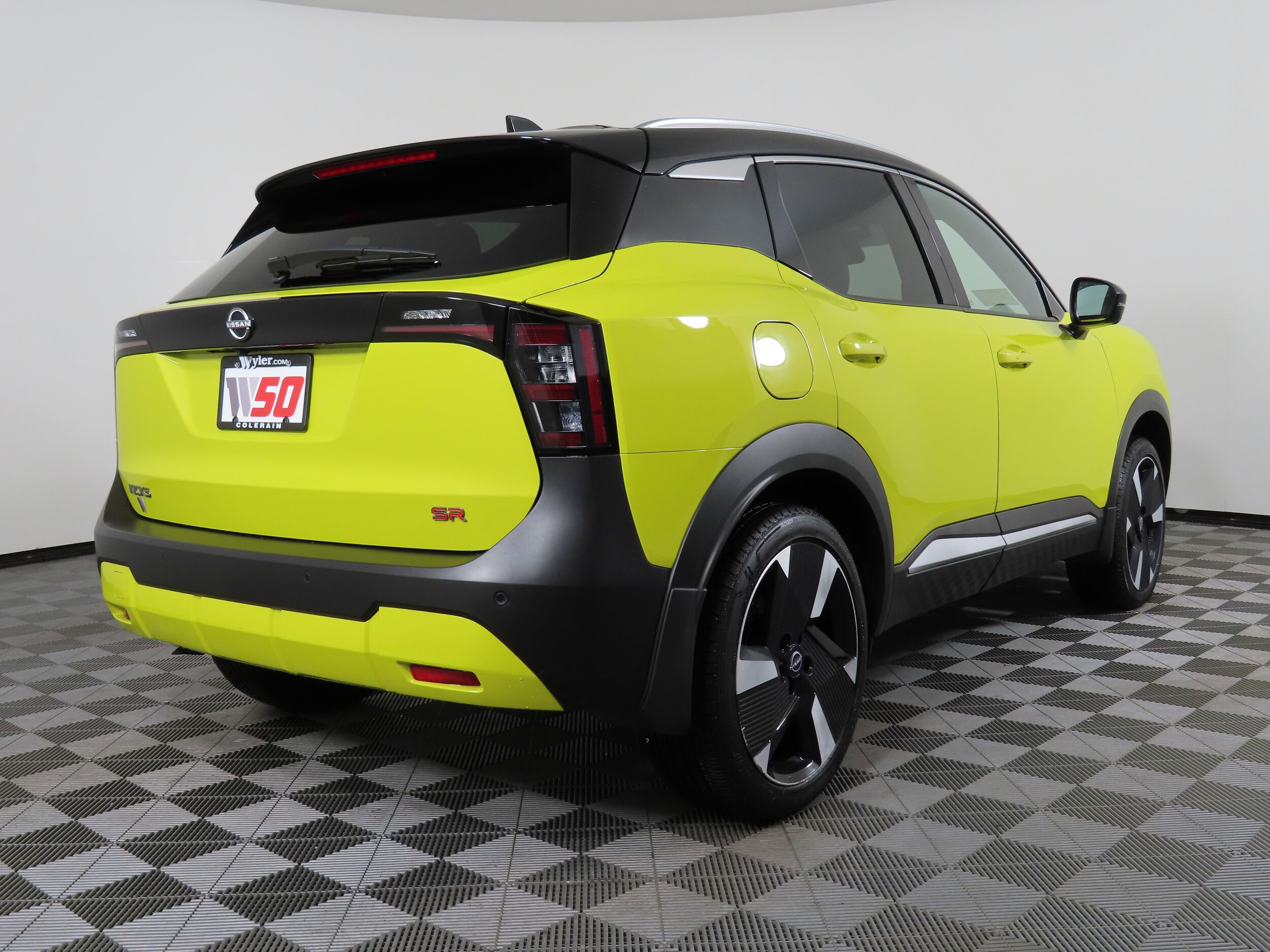 2025 Nissan Kicks SR photo 2