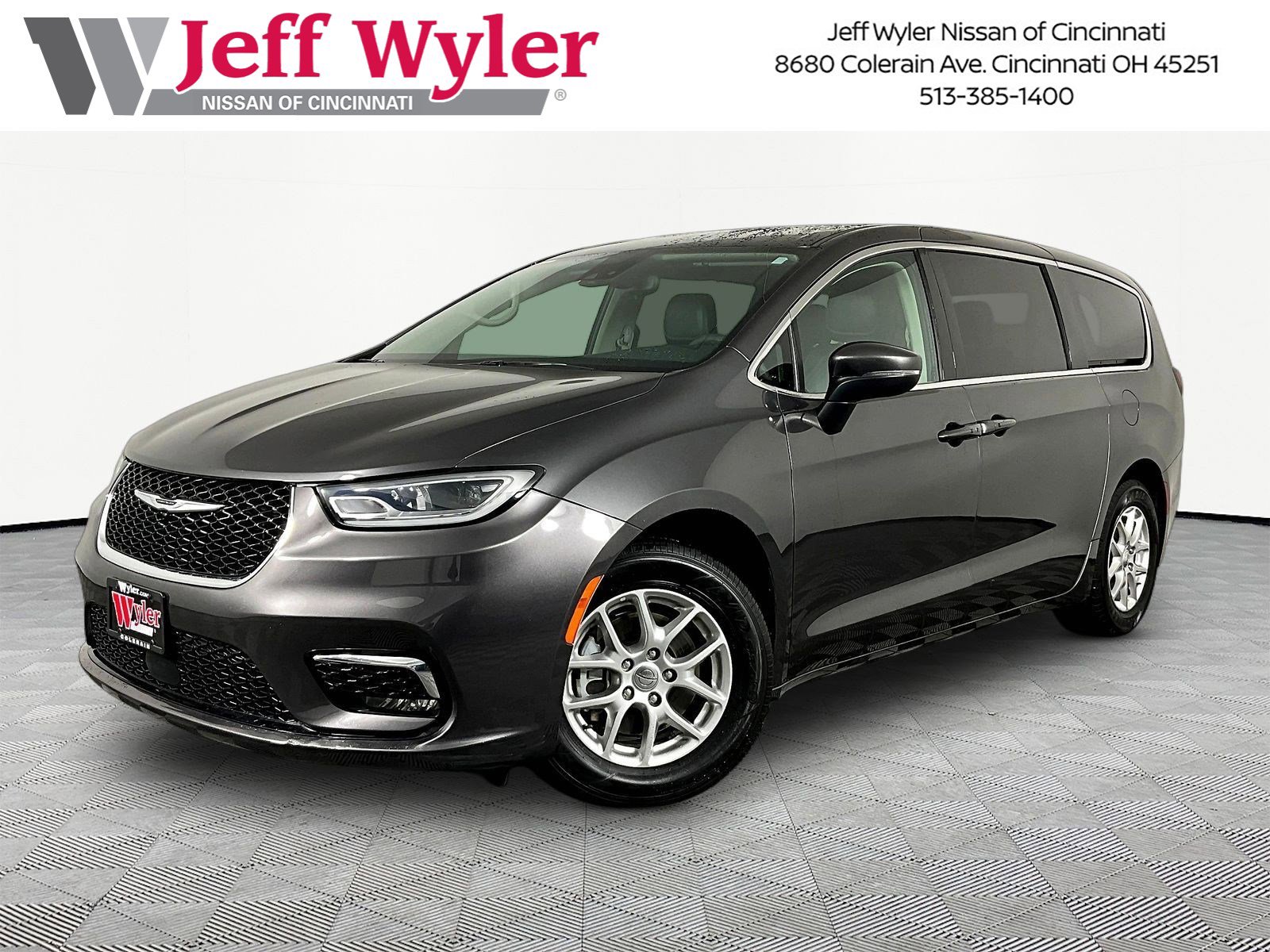 2023 Chrysler Pacifica Touring L's photo