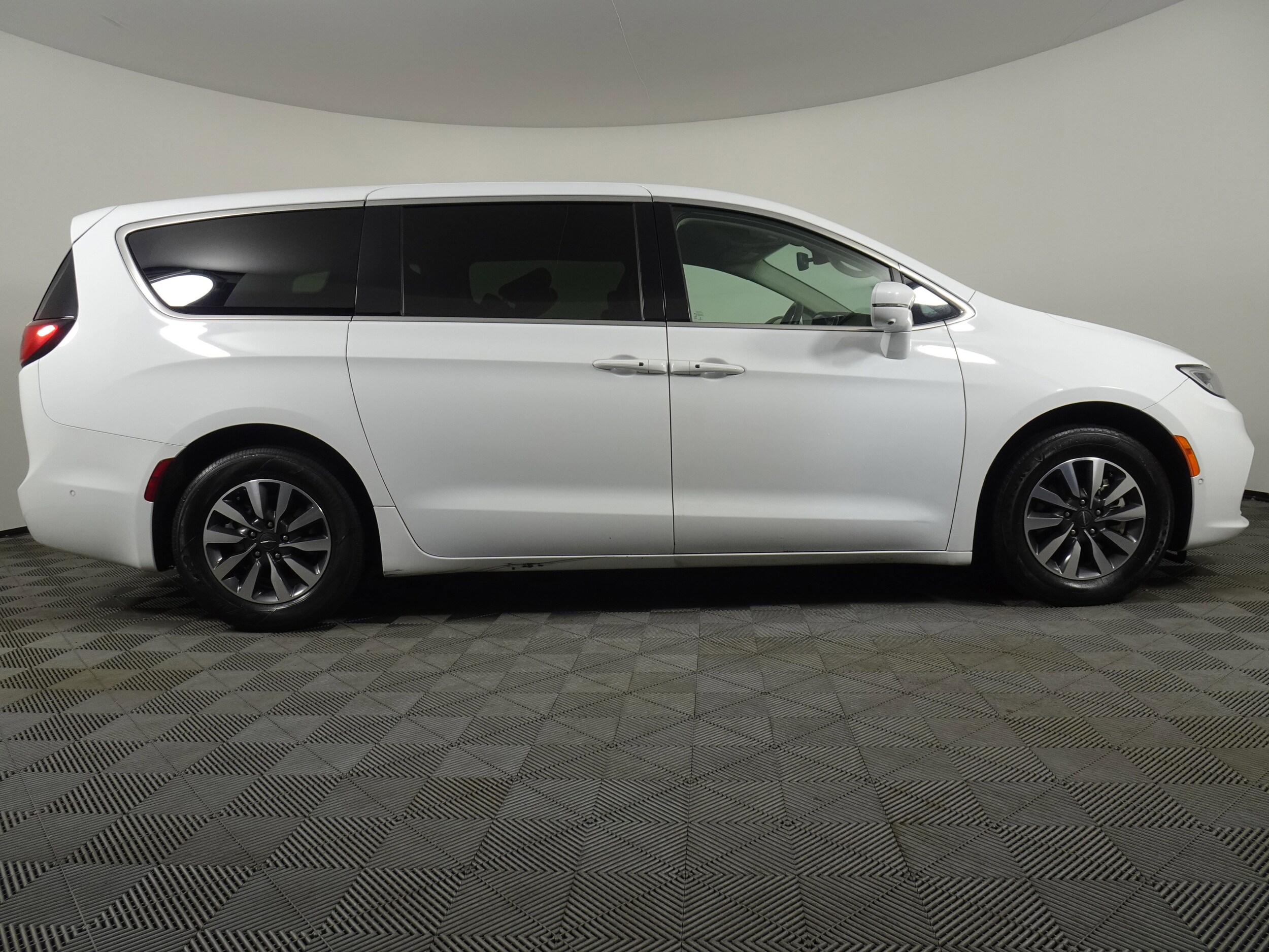 2022 Chrysler Pacifica Hybrid Touring L photo 2