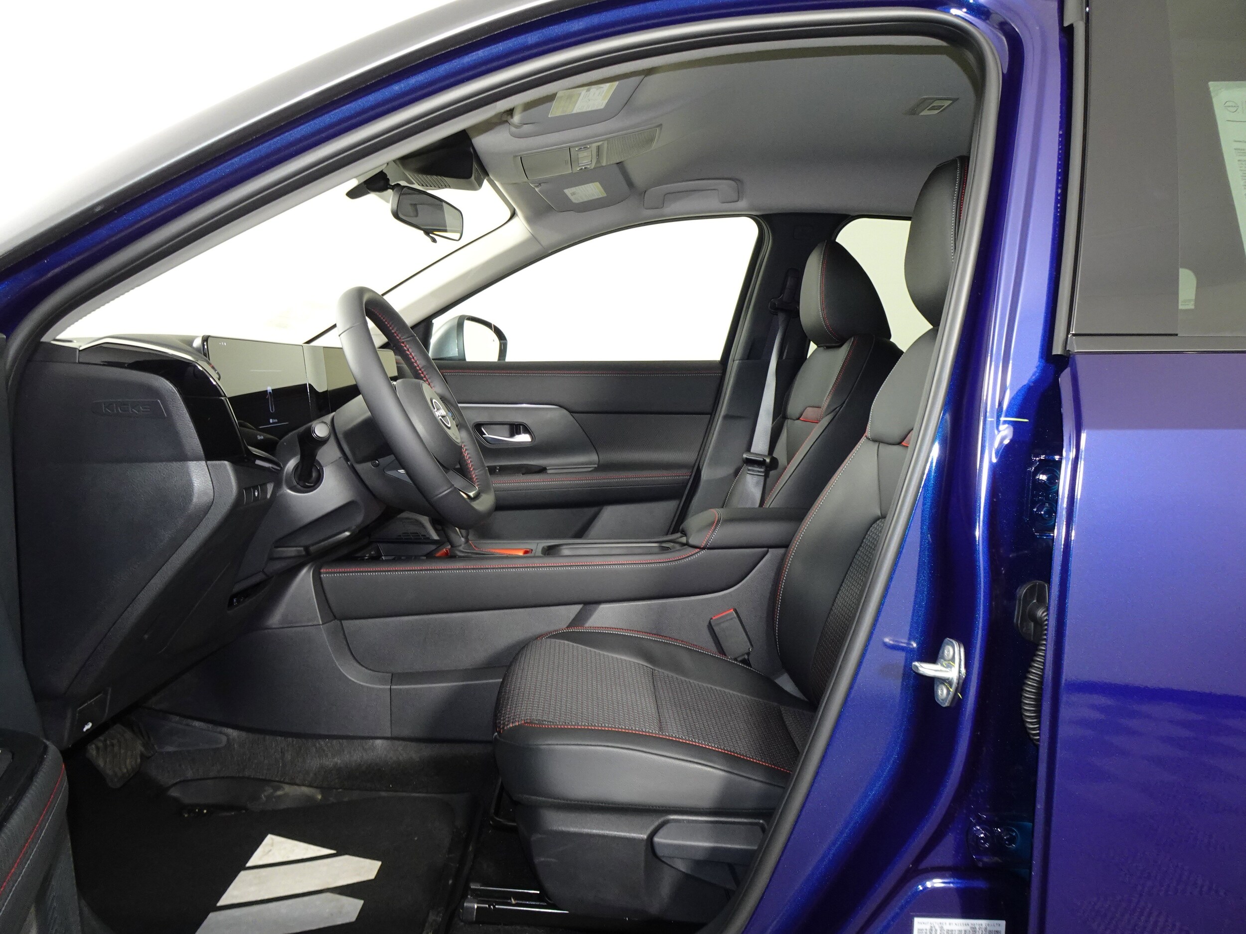 2025 Nissan Kicks SR photo 4