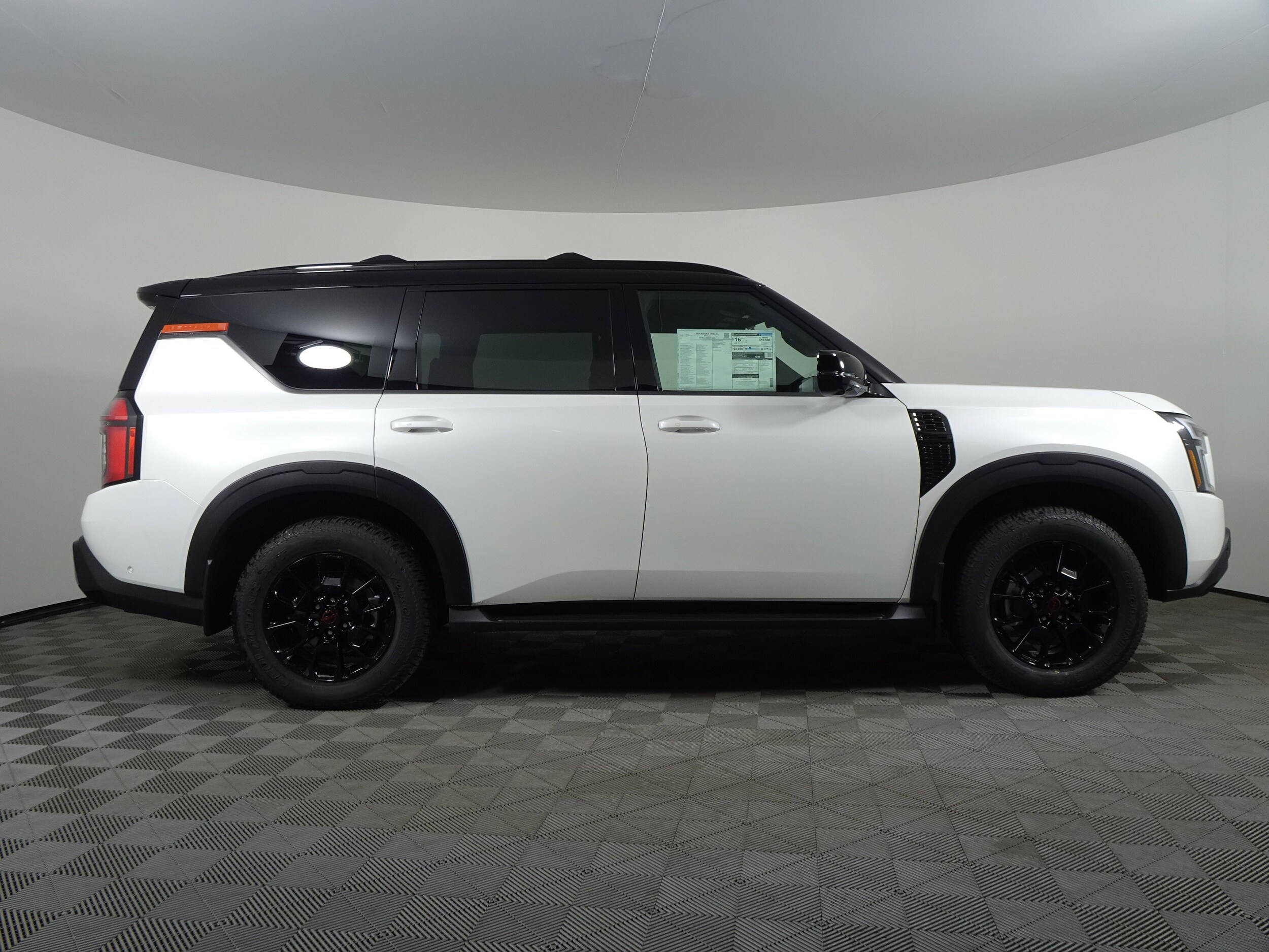 2025 Nissan Armada photo 2