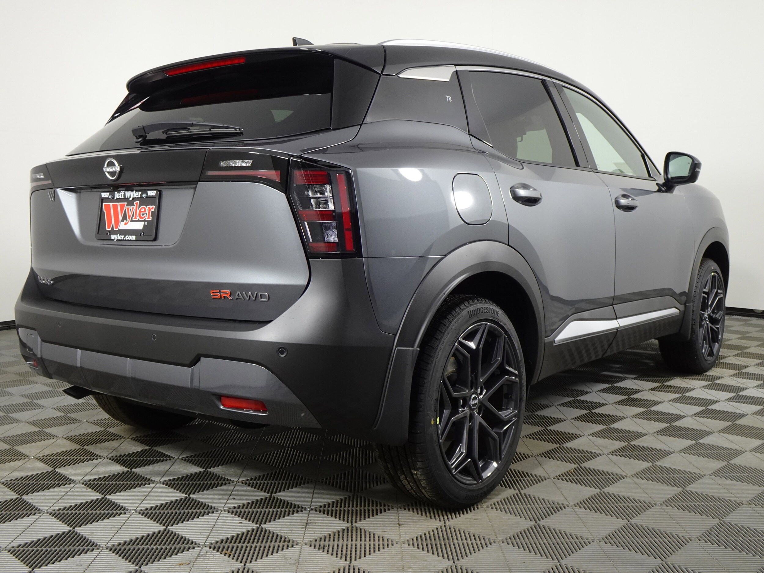 2025 Nissan Kicks SR photo 3